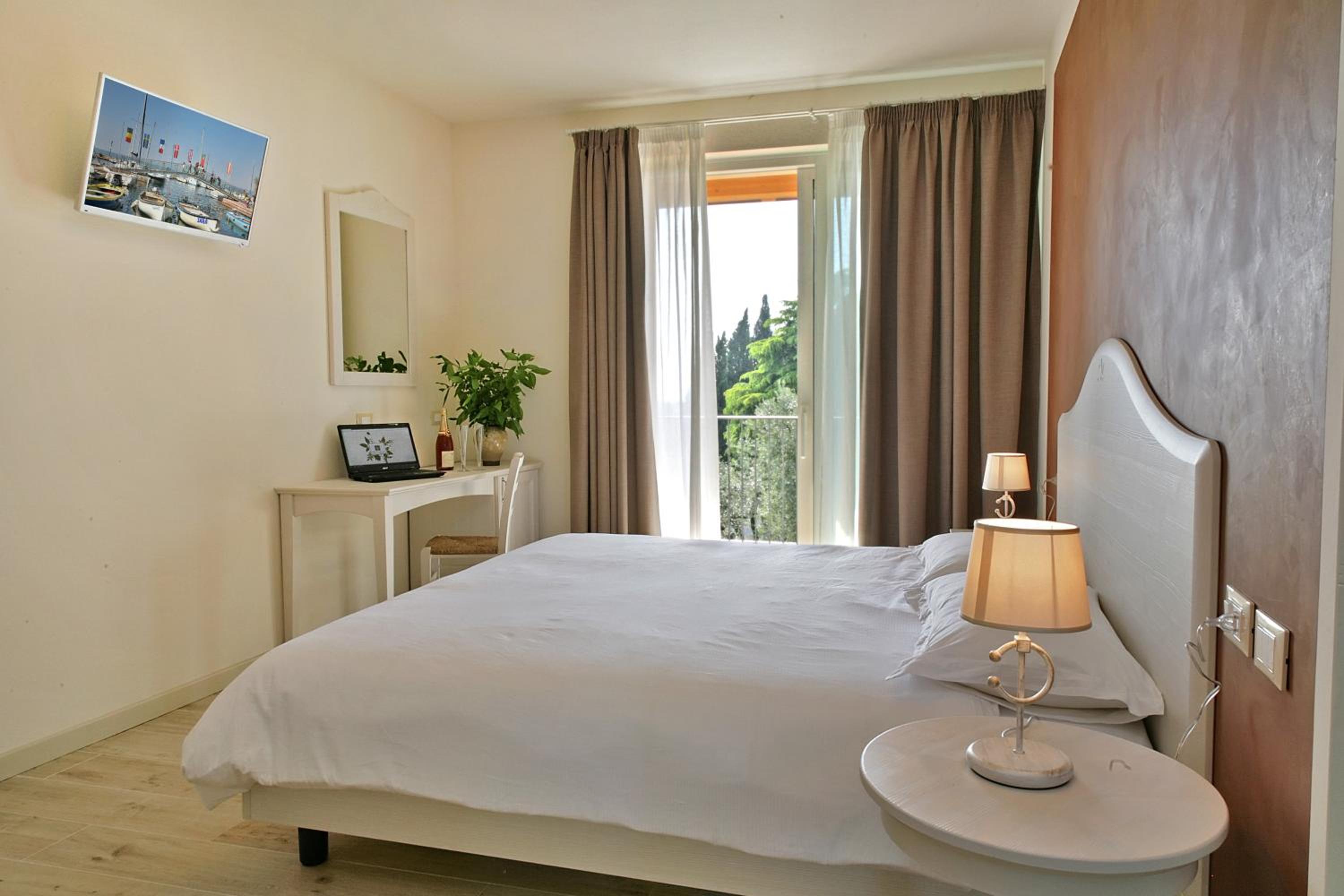 Double Room with Lake View - Photo 3