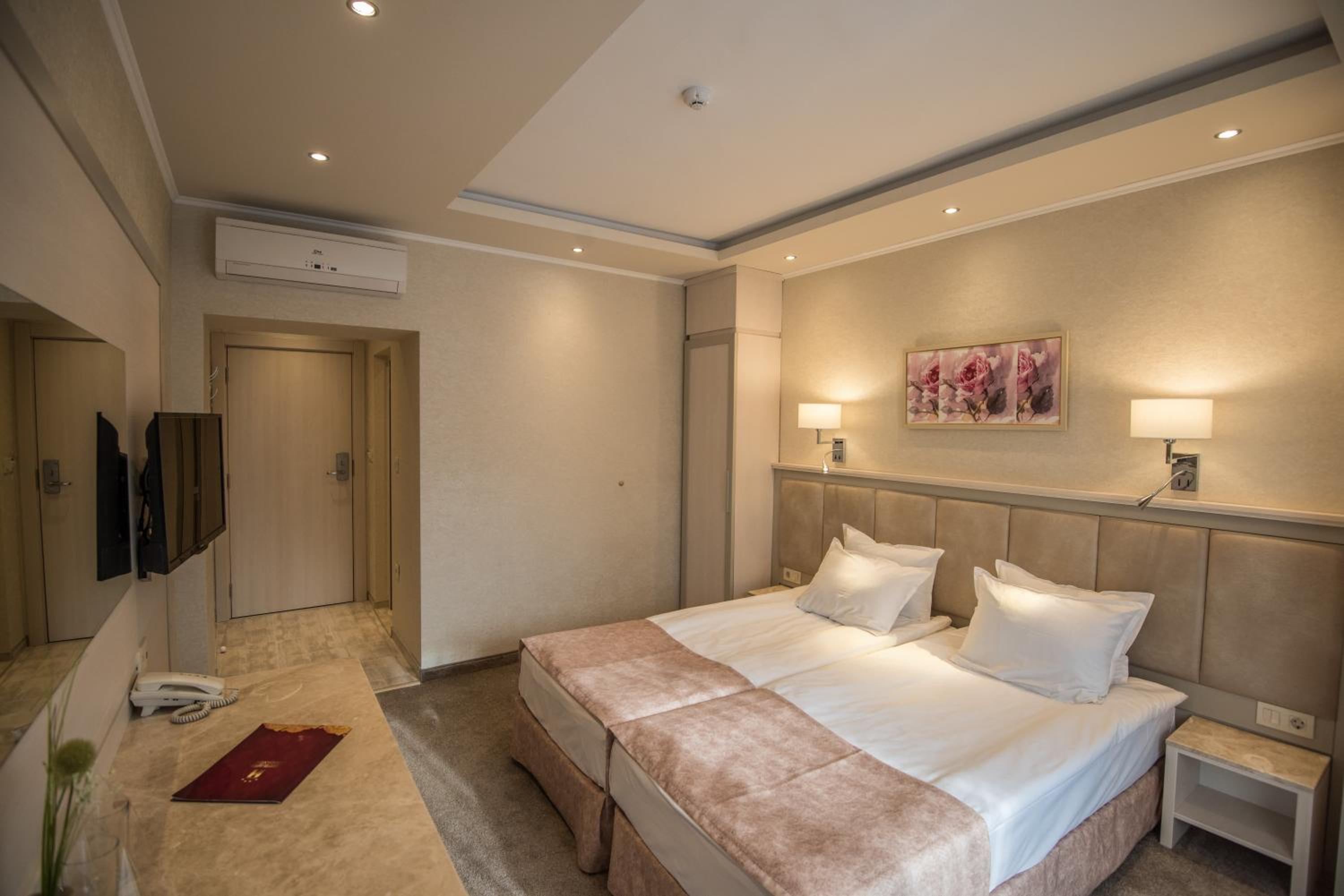 Double or Twin Room with Balcony photo 2