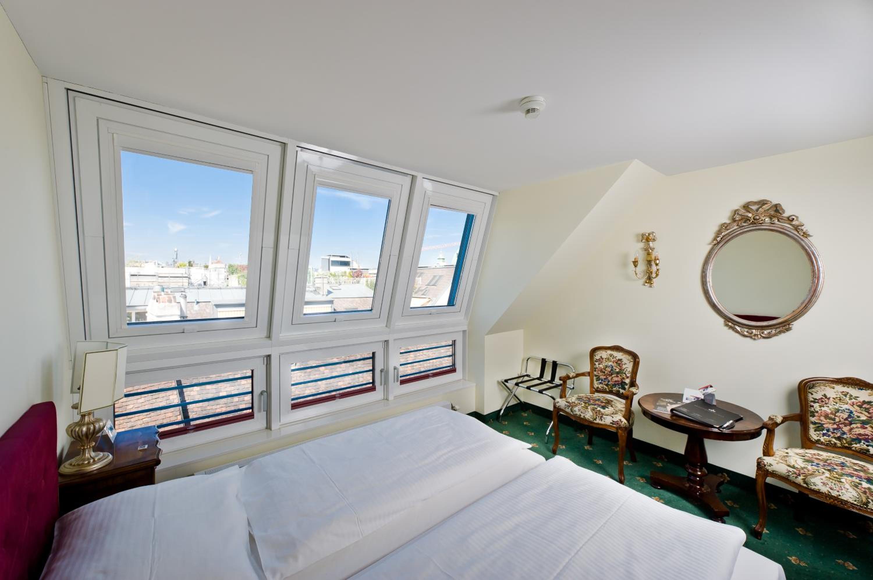 Standard Double Room thumbnail 5