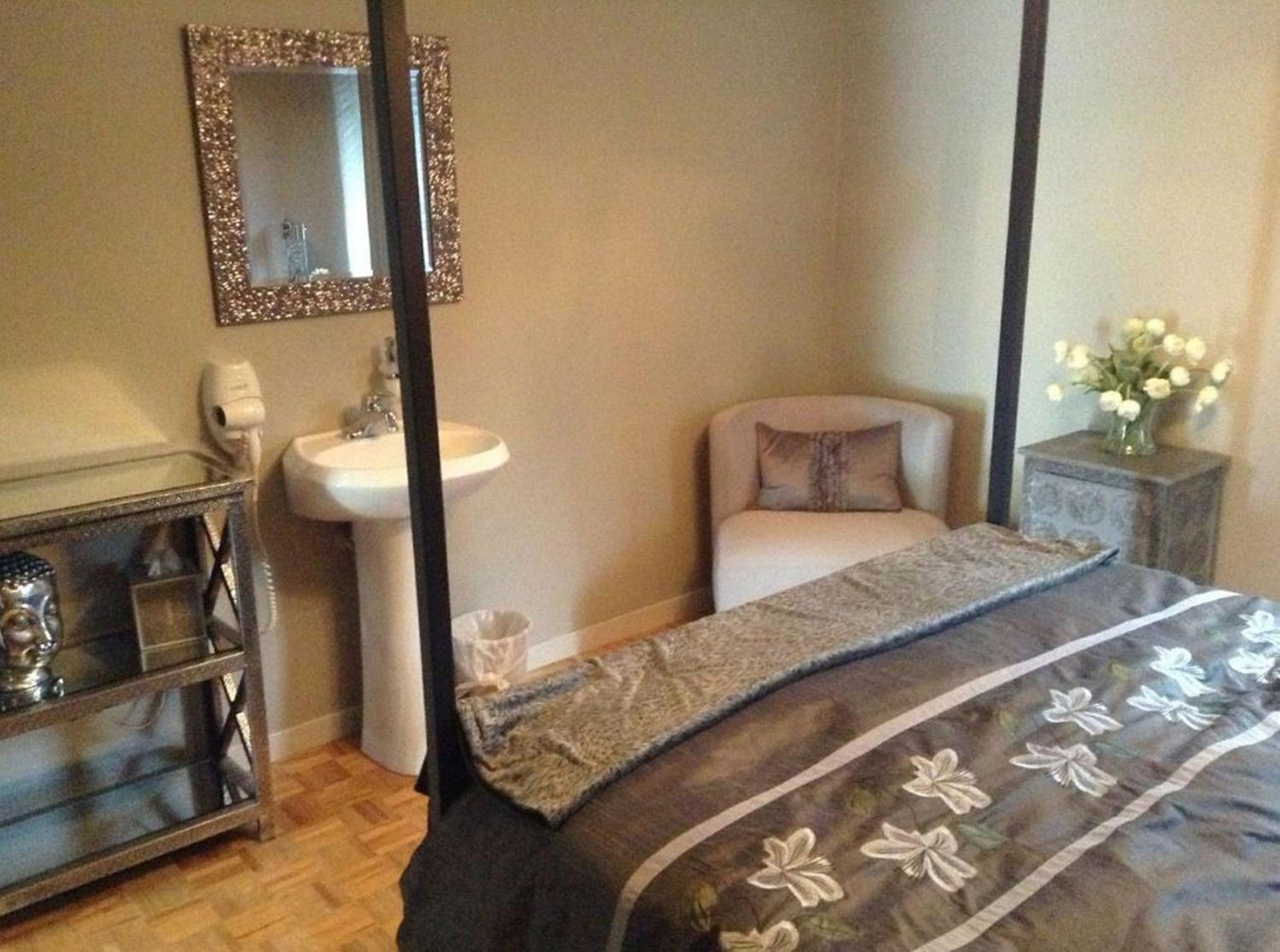 Queen Room photo 2