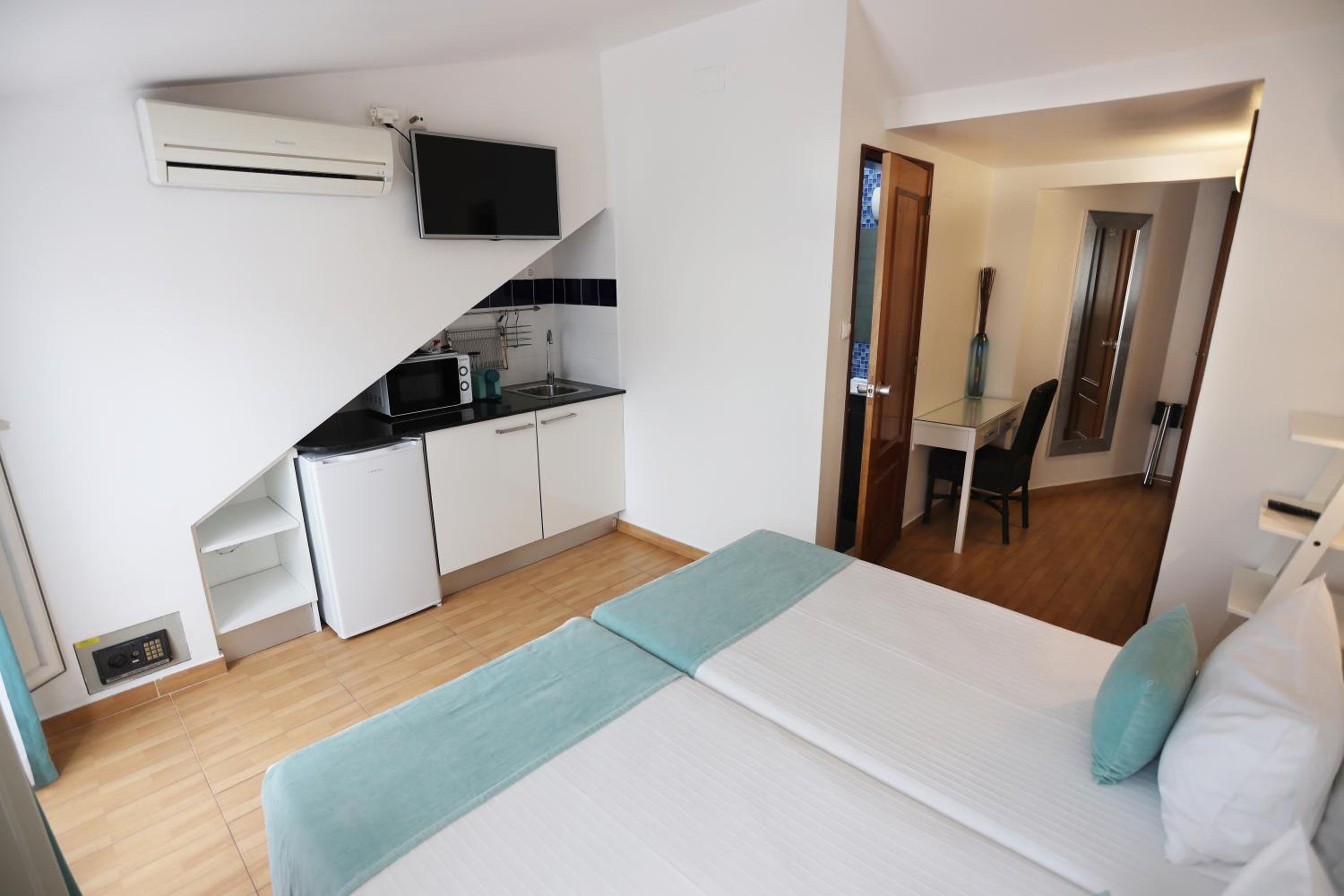 Superior Double or Twin Room - Photo 19
