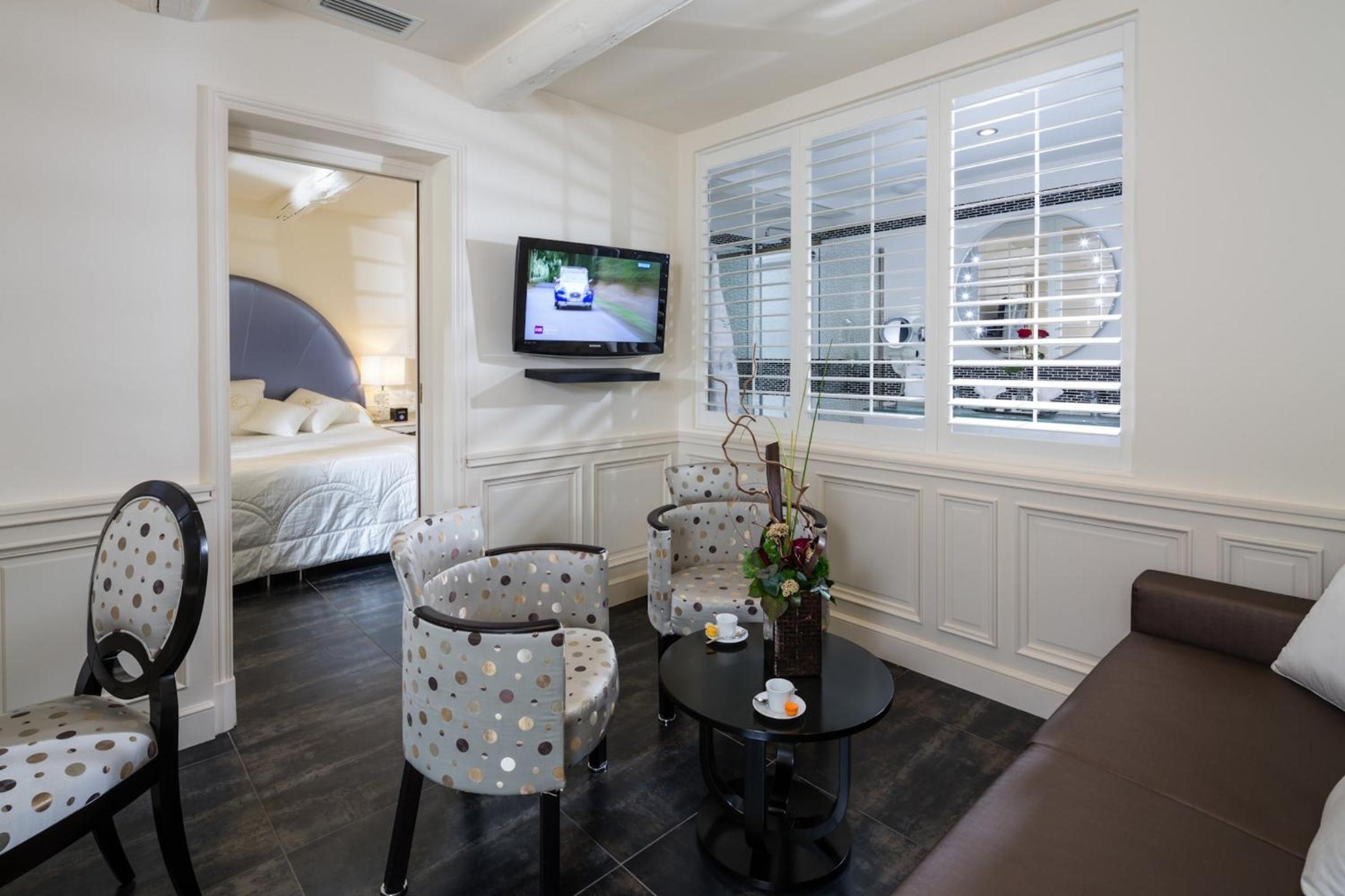 Suite with Pool View - Photo 1