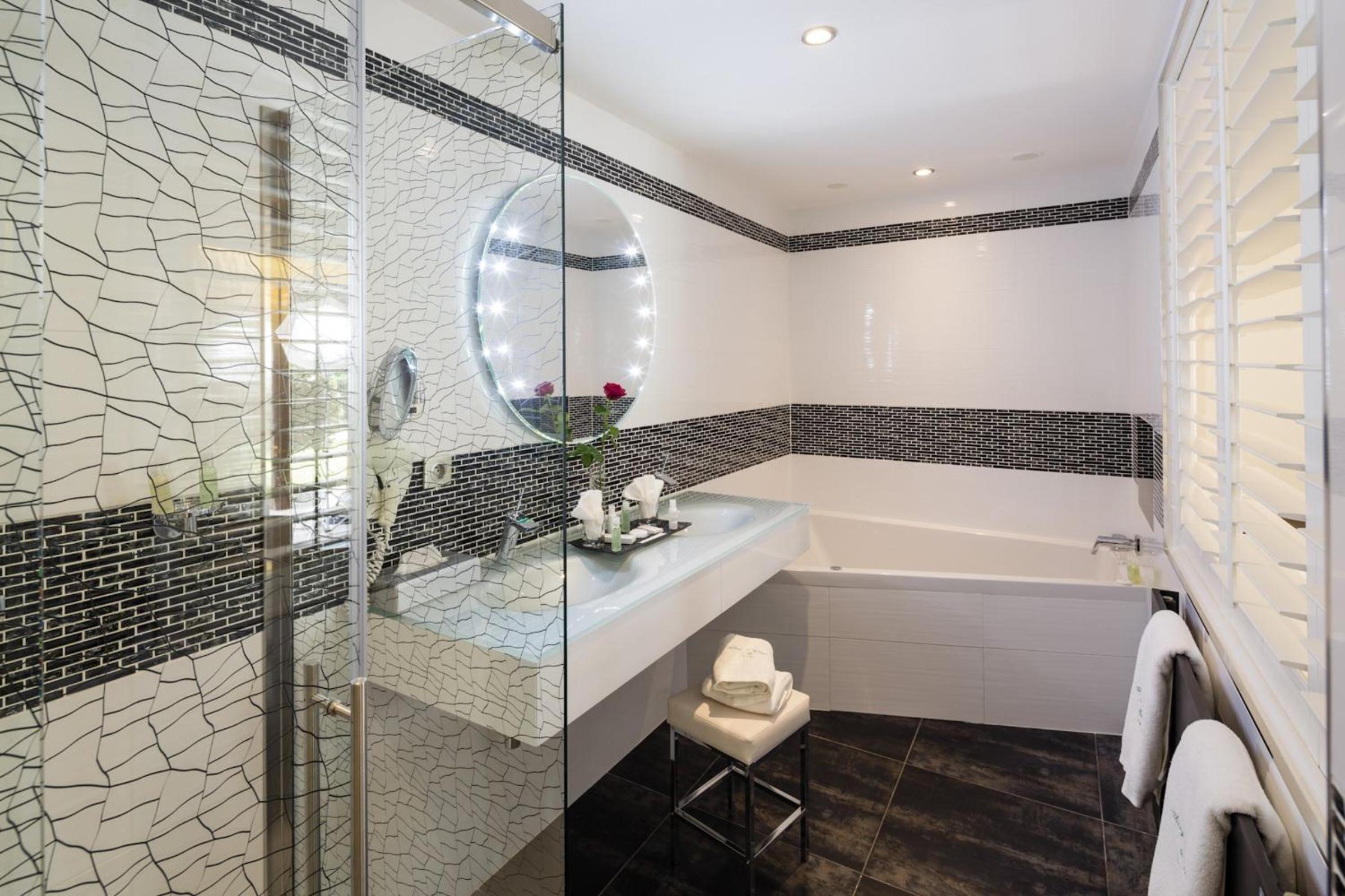 Suite with Pool View - Photo 4