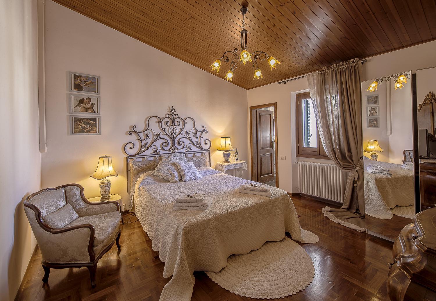 Deluxe Double Room - Photo 12