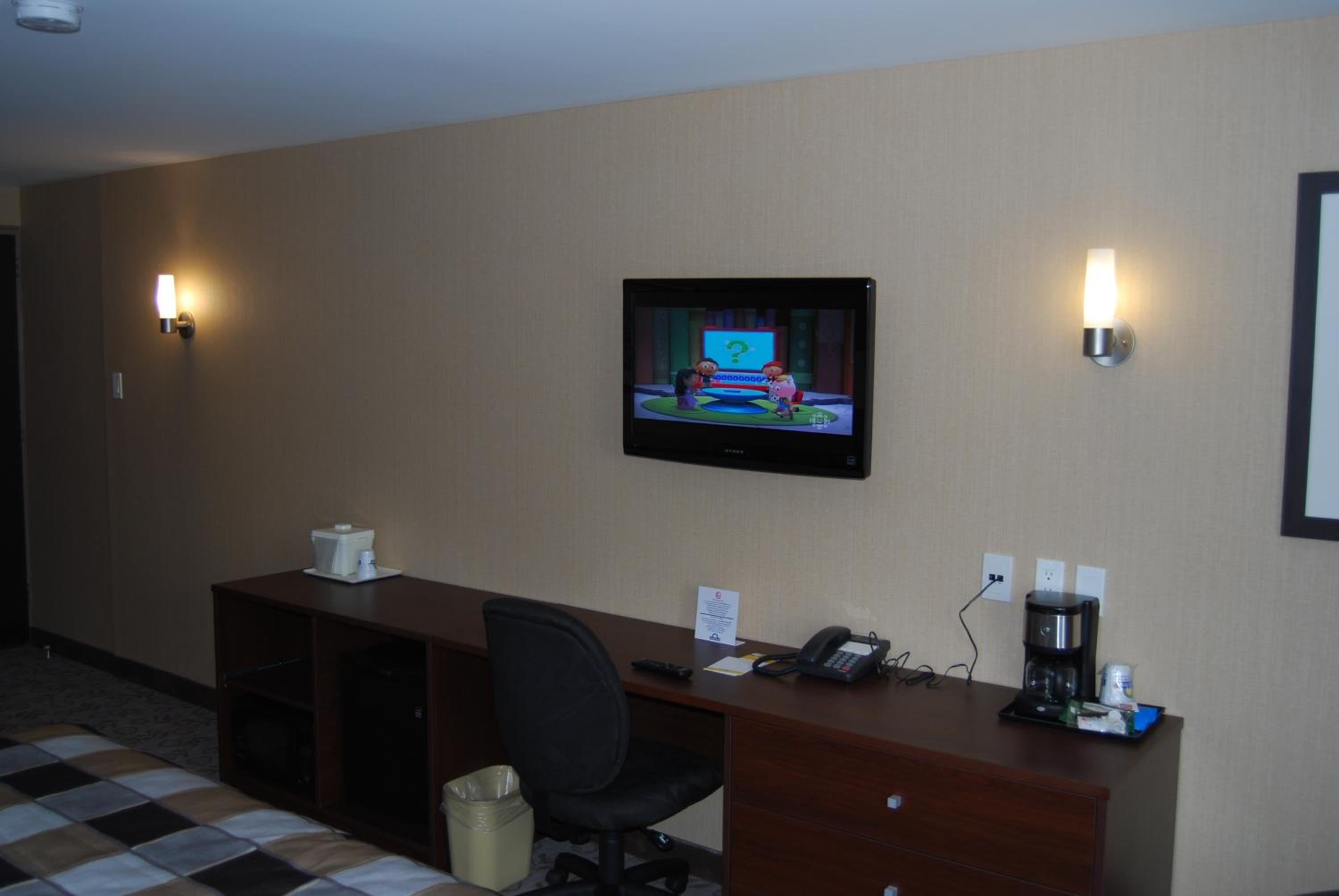 Queen Room with Two Queen Beds - Non-Smoking - Photo 4
