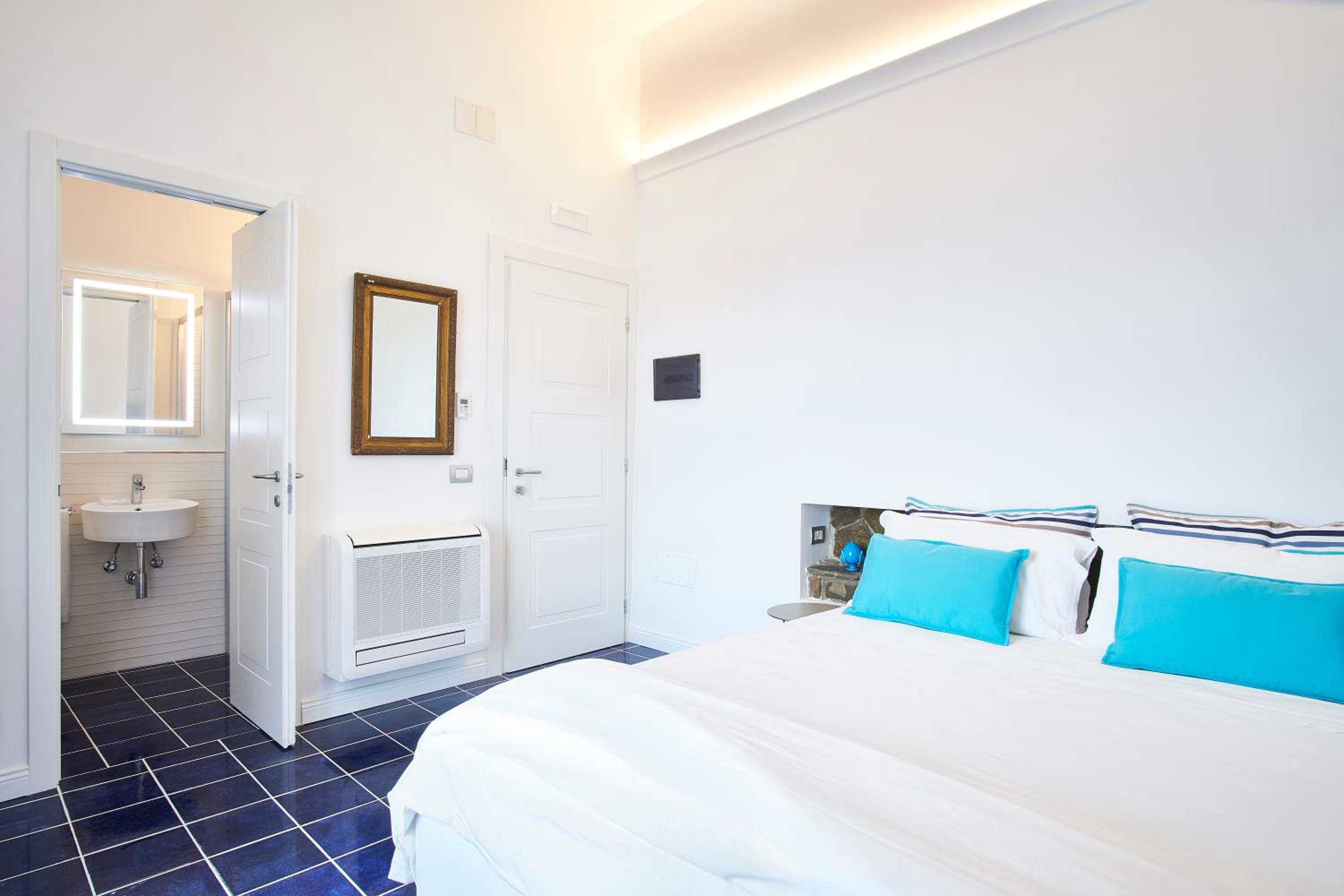 Deluxe Double Room with Balcony  photo 1
