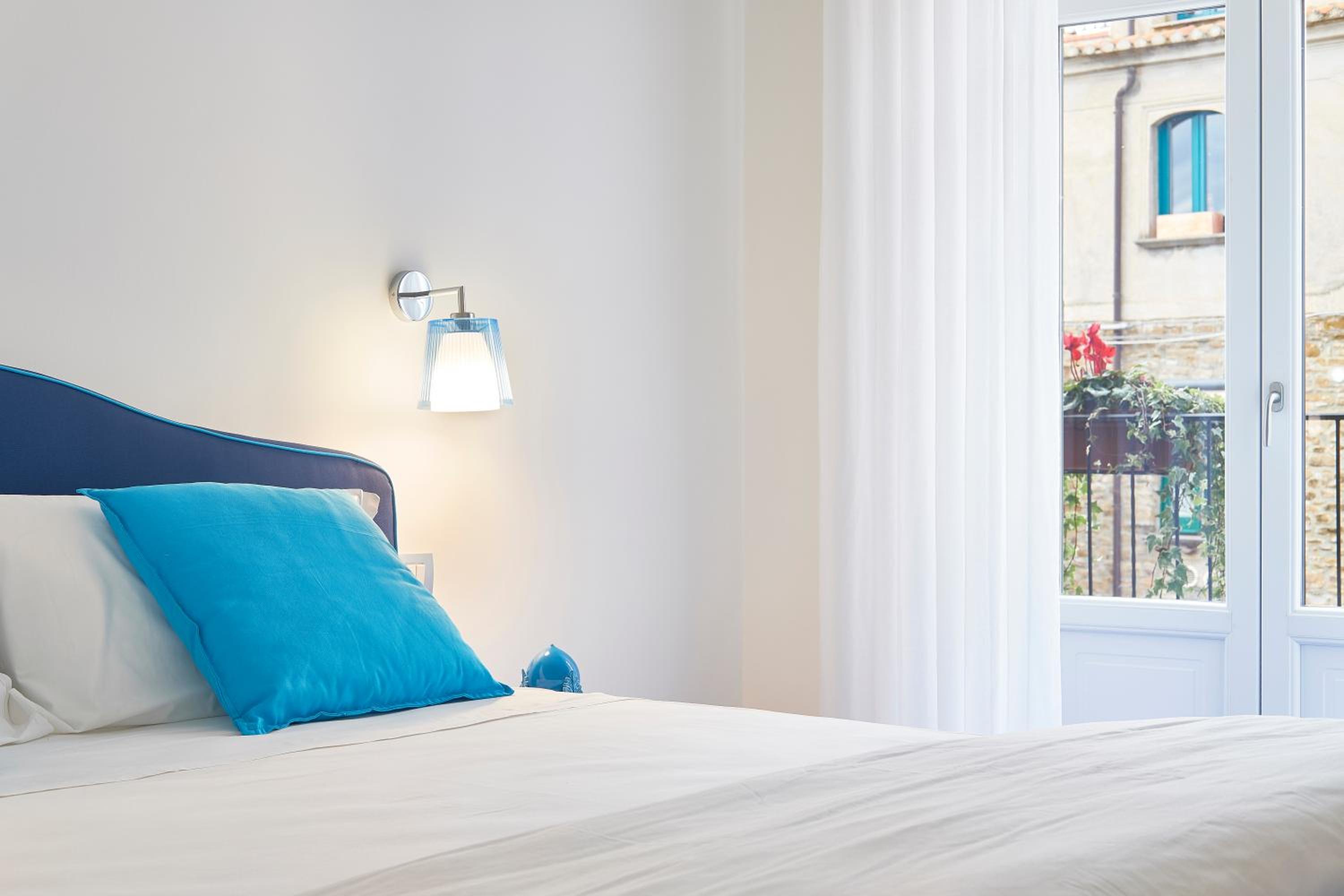 Standard Double Room - Photo 8