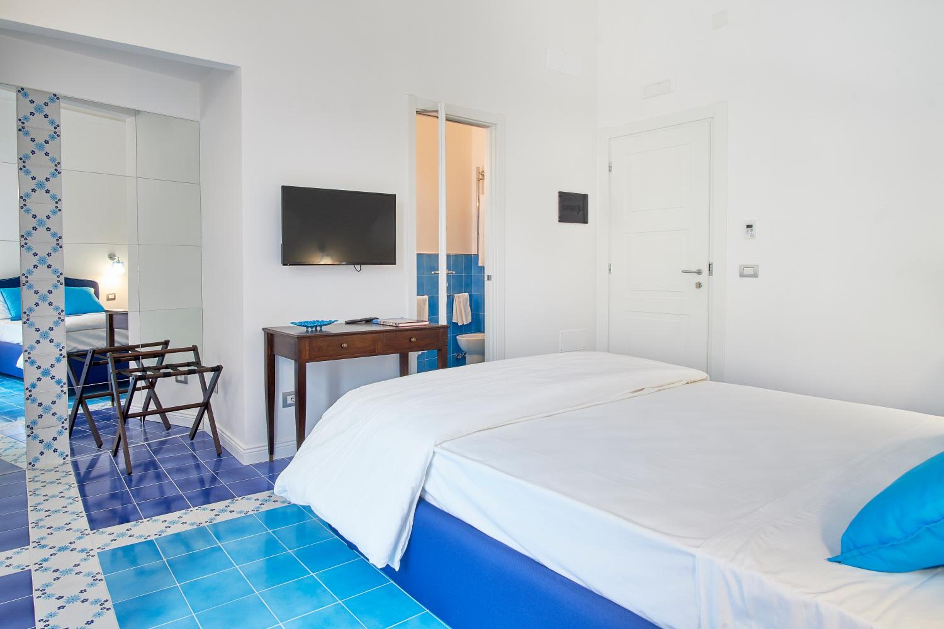 Standard Double Room - Photo 17