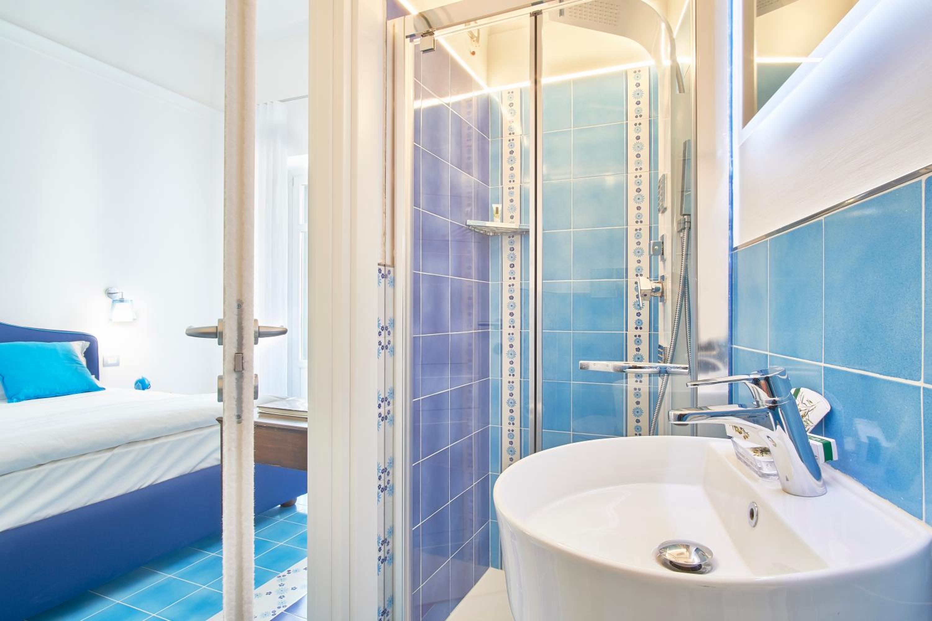 Standard Double Room - Photo 23