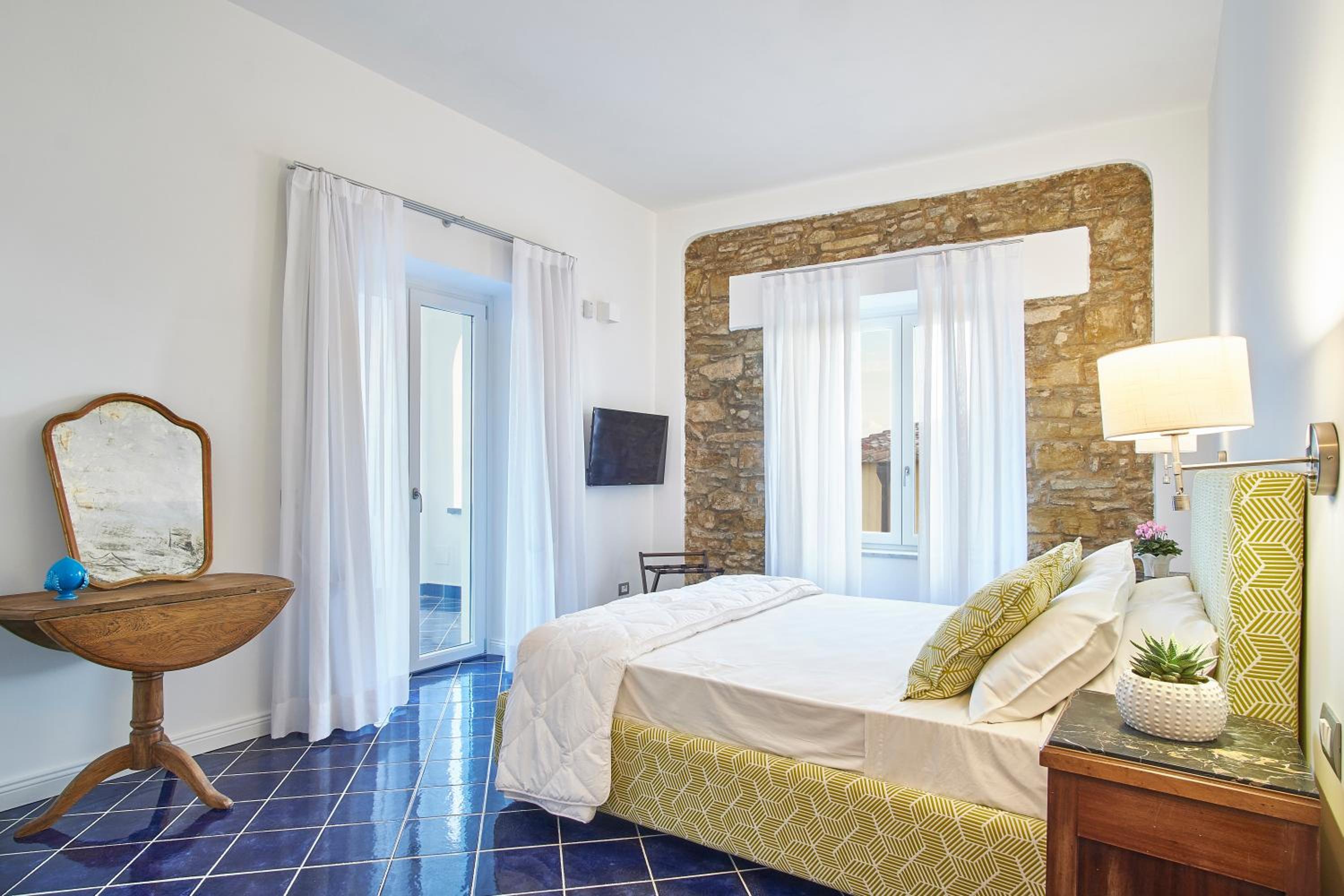Deluxe Double Room with Balcony  photo 2