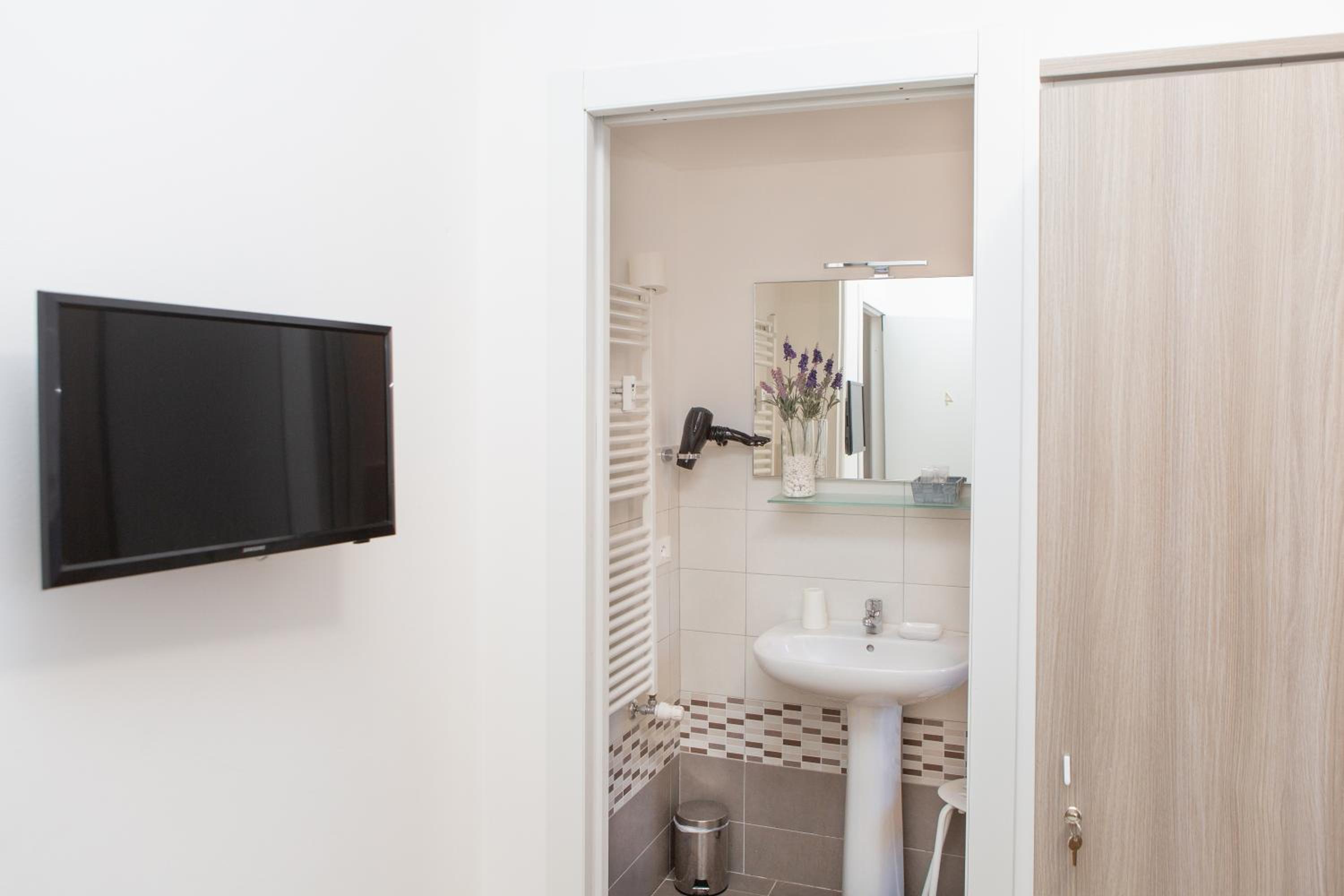 Single Room with Private Bathroom photo 3