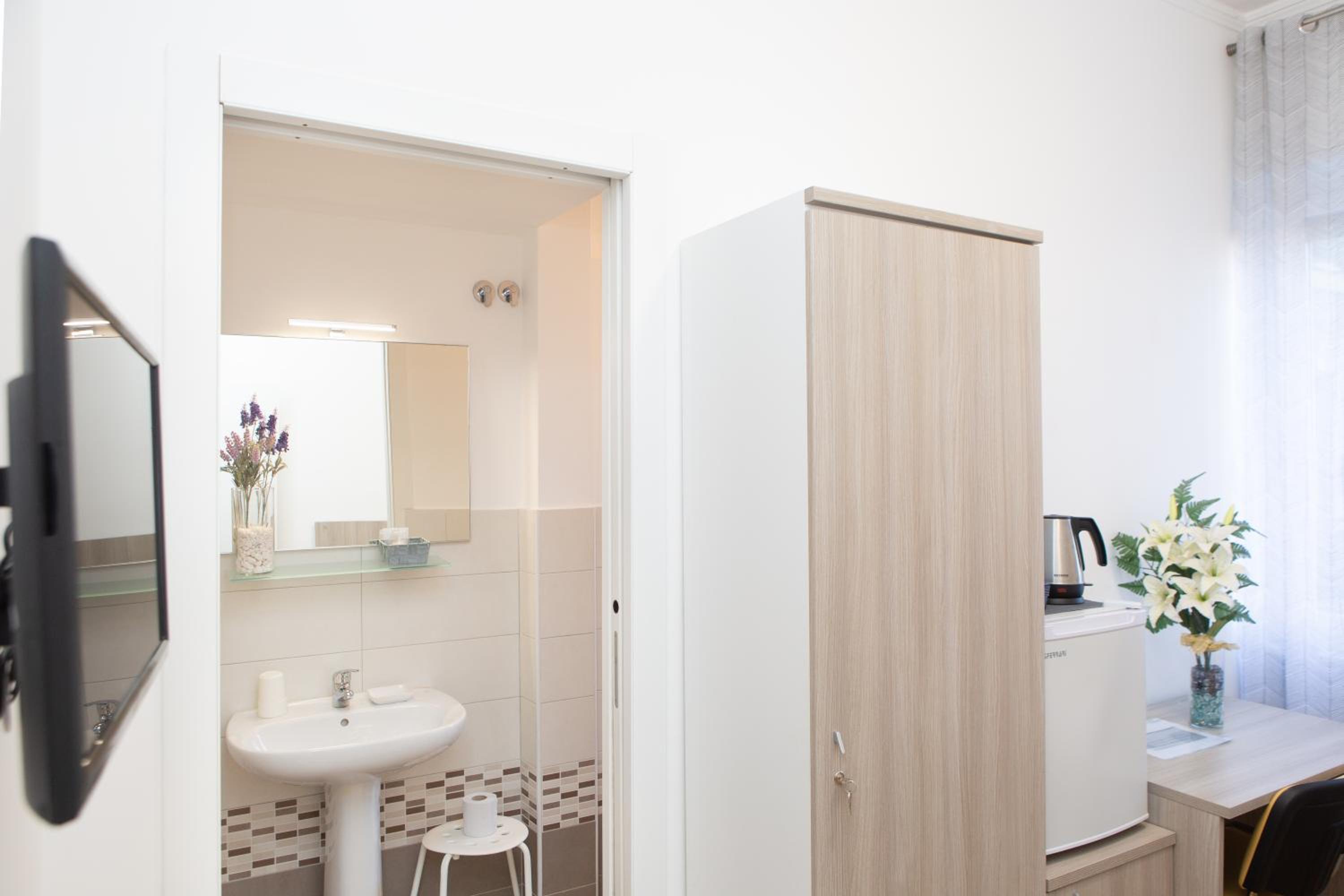 Single Room with Private Bathroom photo 2