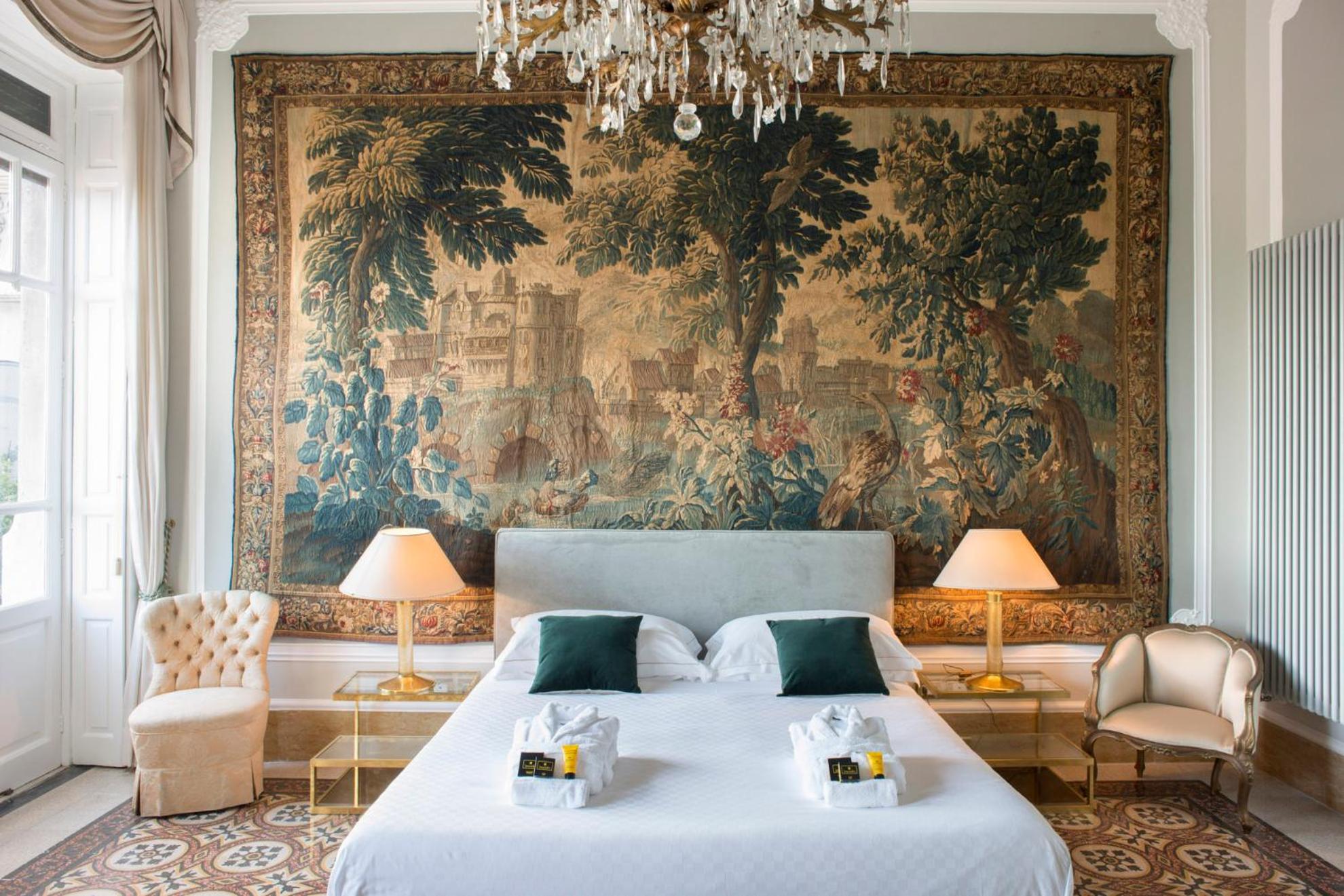 Suite - Photo 1