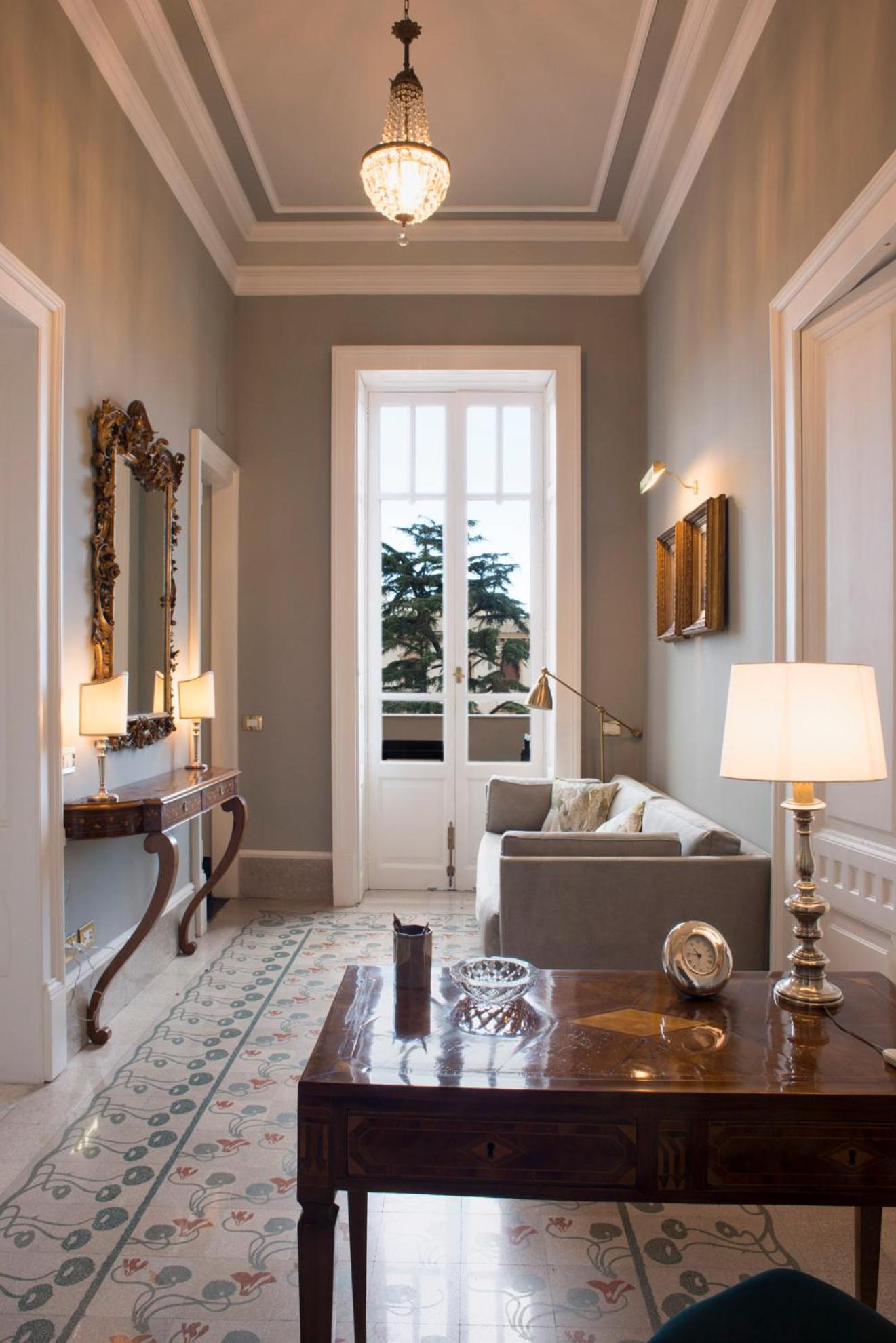 Suite - Photo 18