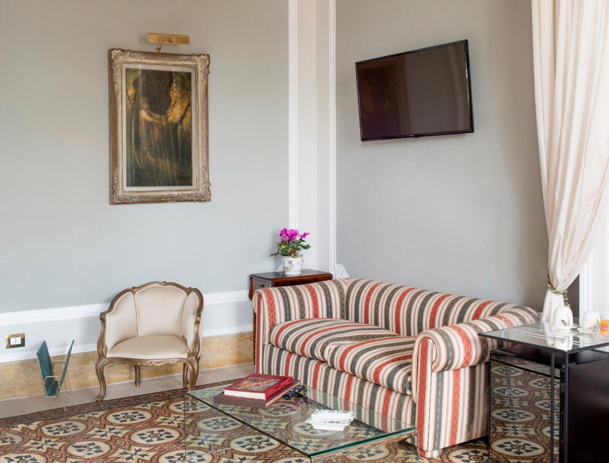 Suite - Photo 28