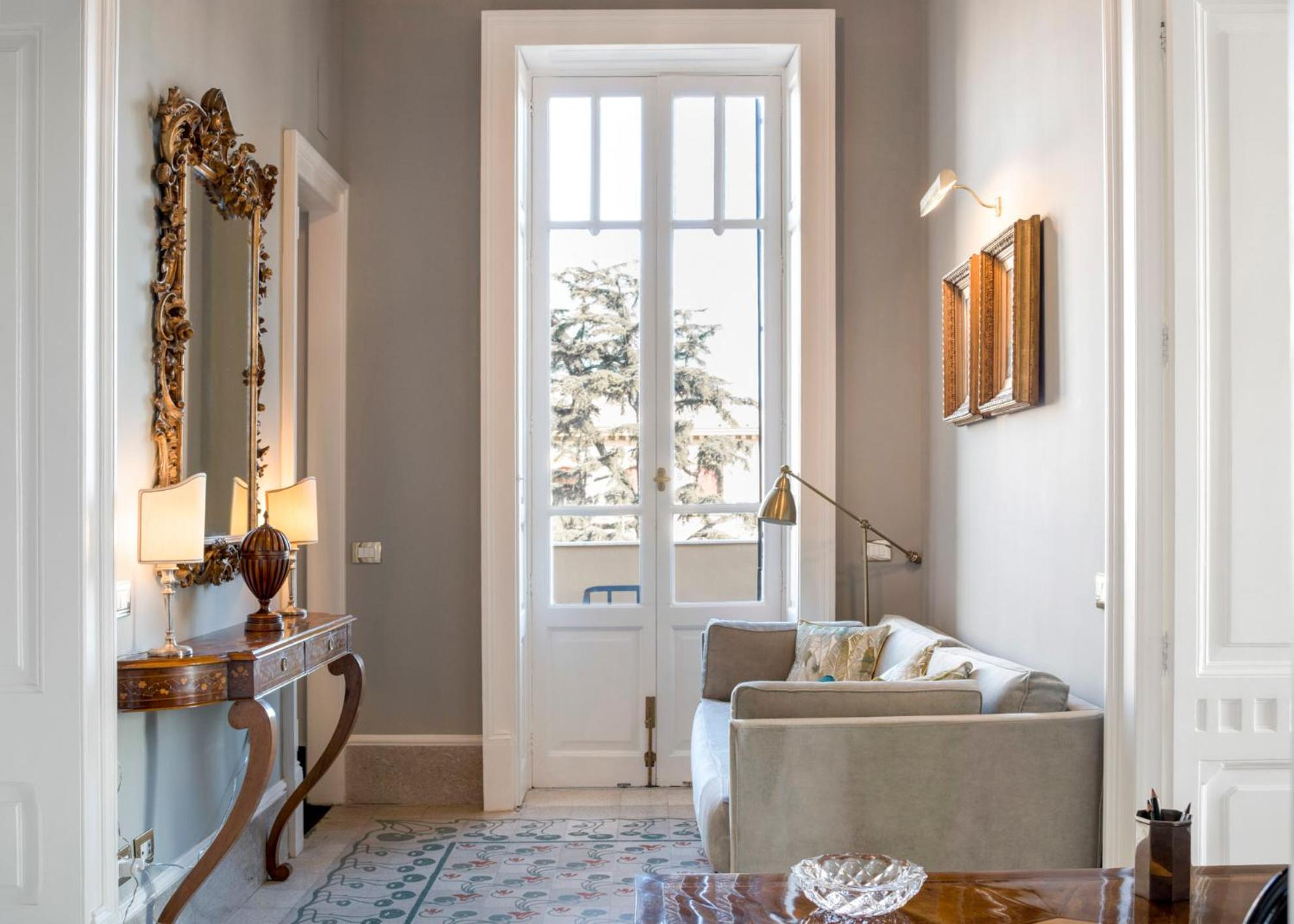 Suite - Photo 32