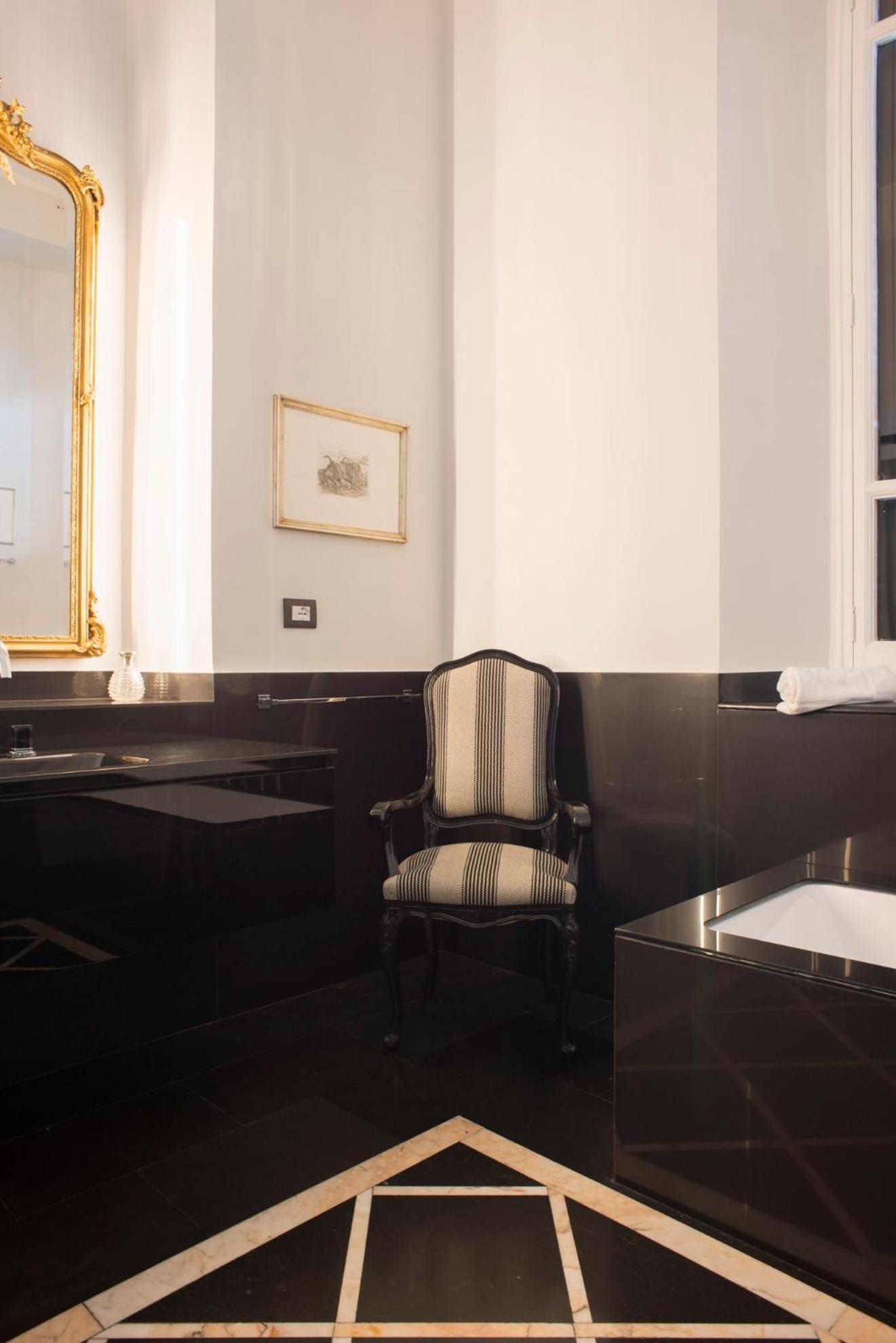 Suite - Photo 25