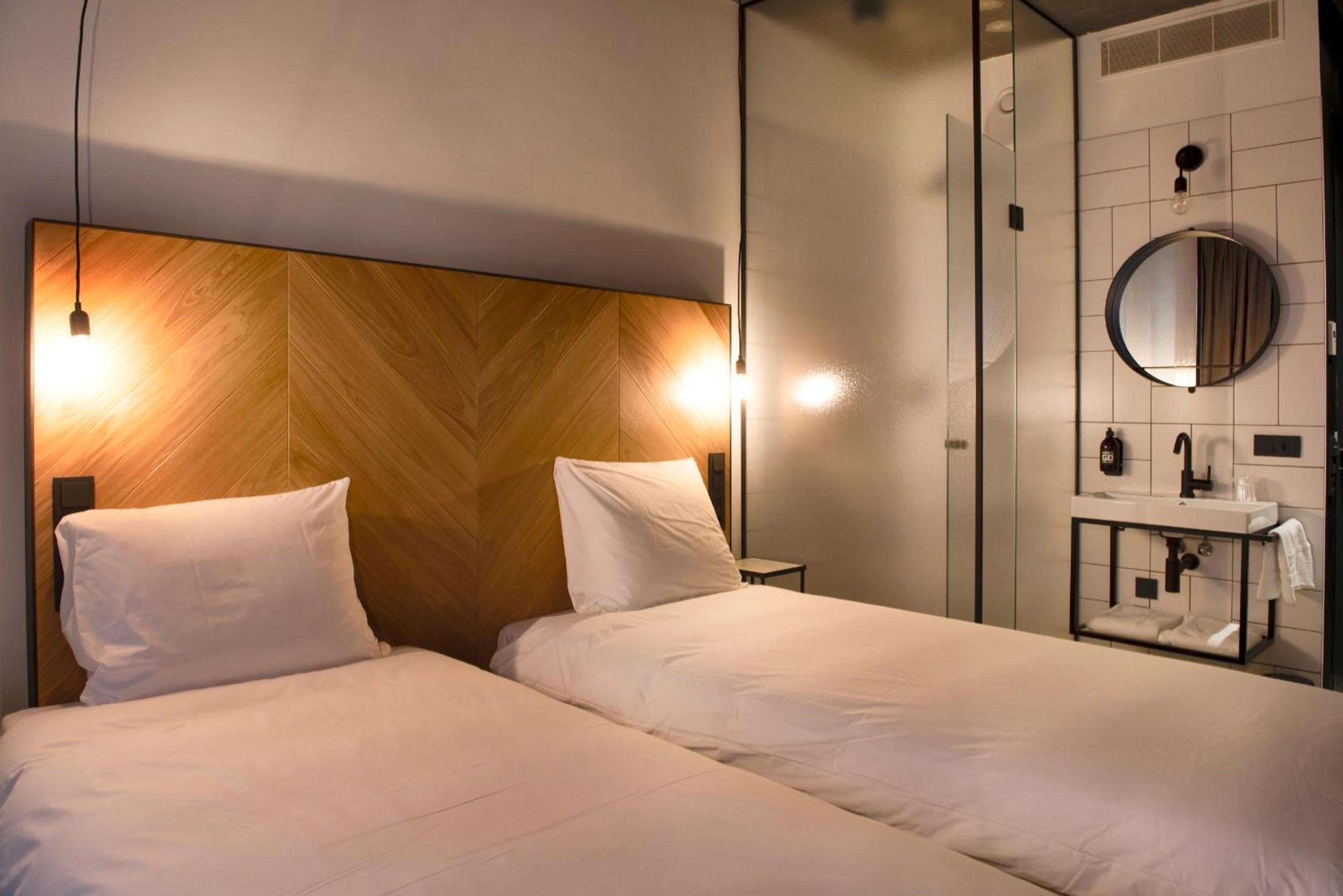 Large Twin Room - Photo 5