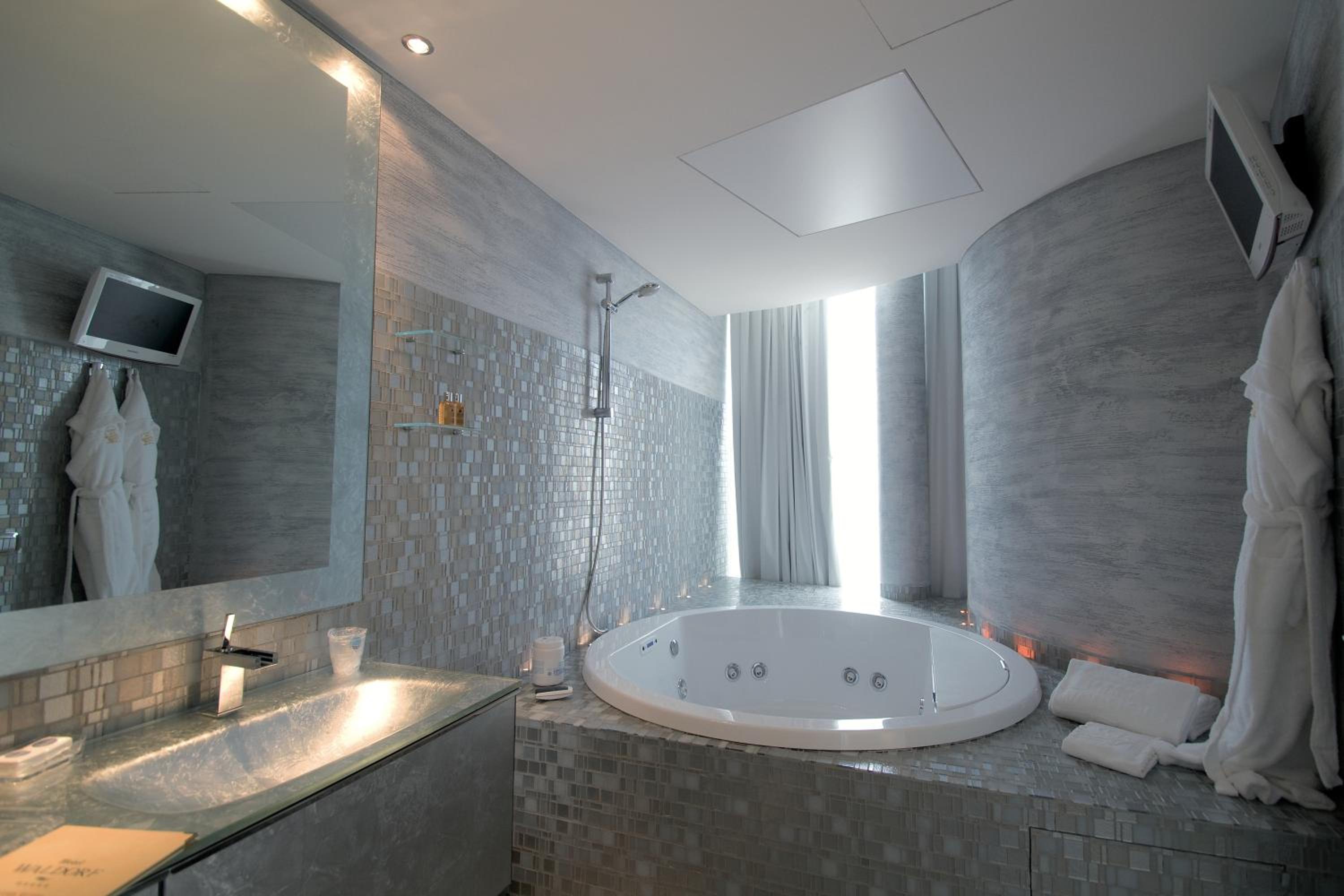 Luxury One-Bedroom Suite - Split Level with sea view thumbnail 6