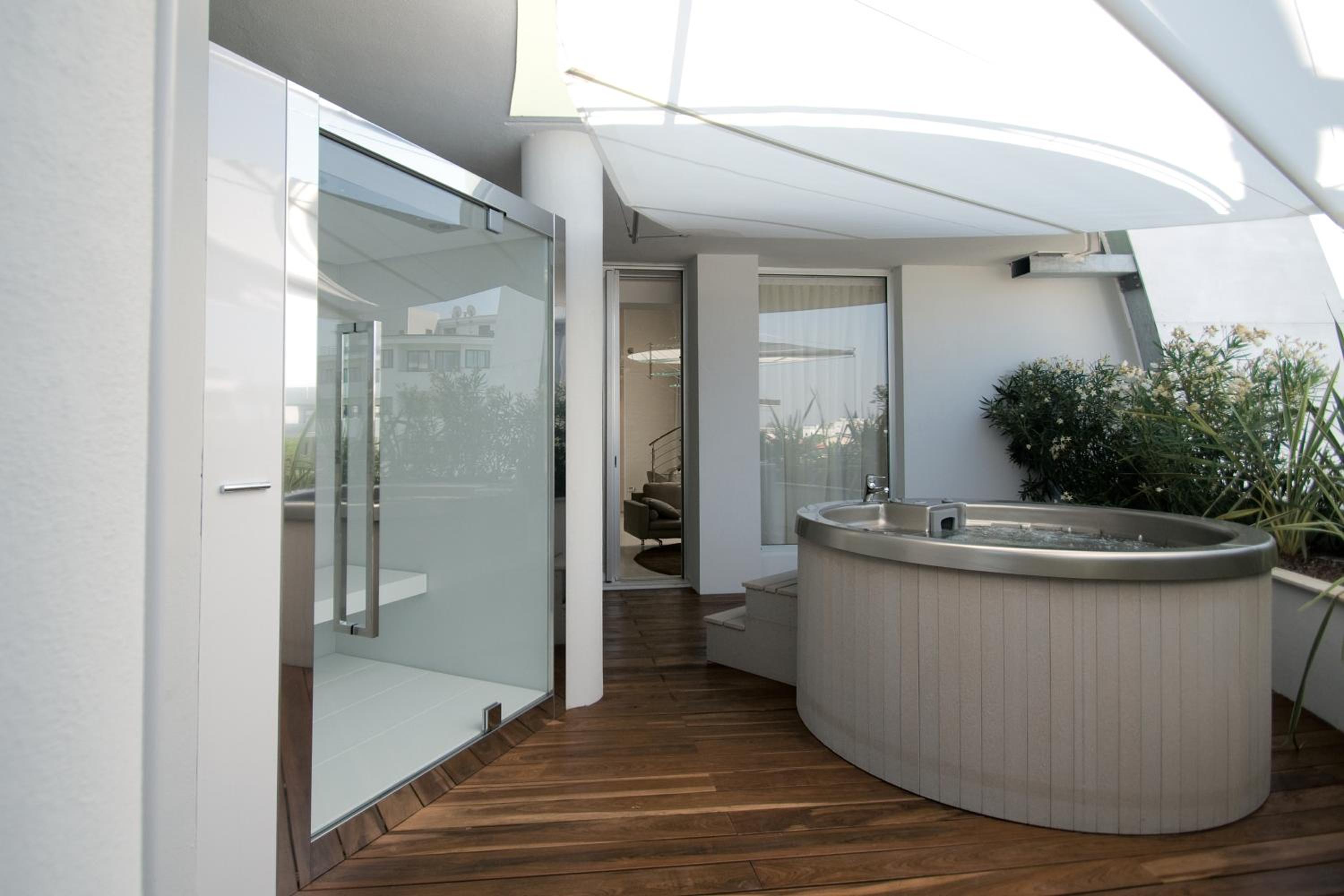 Luxury Two-Bedroom Suite - Split Level with sea view - Photo 4