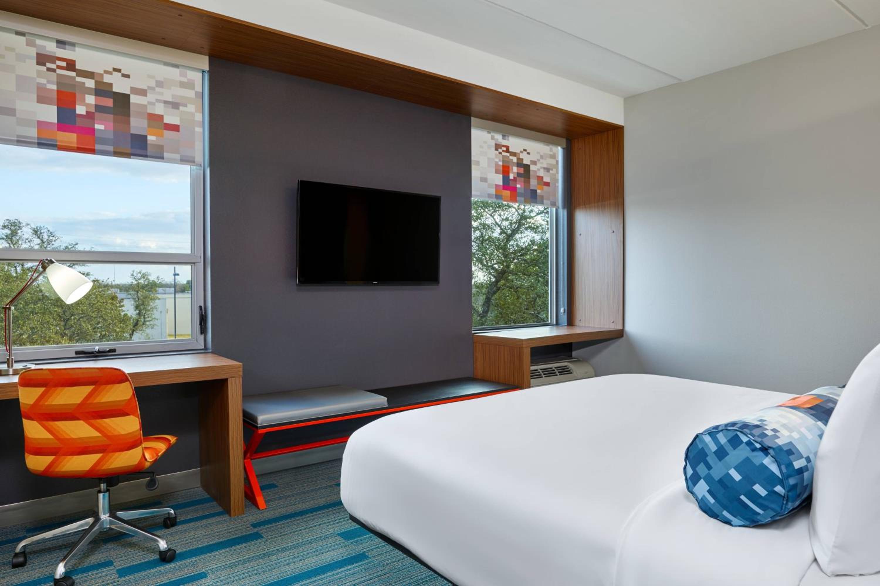 King Room with Bathtub - Mobility Access/Hearing Accessible