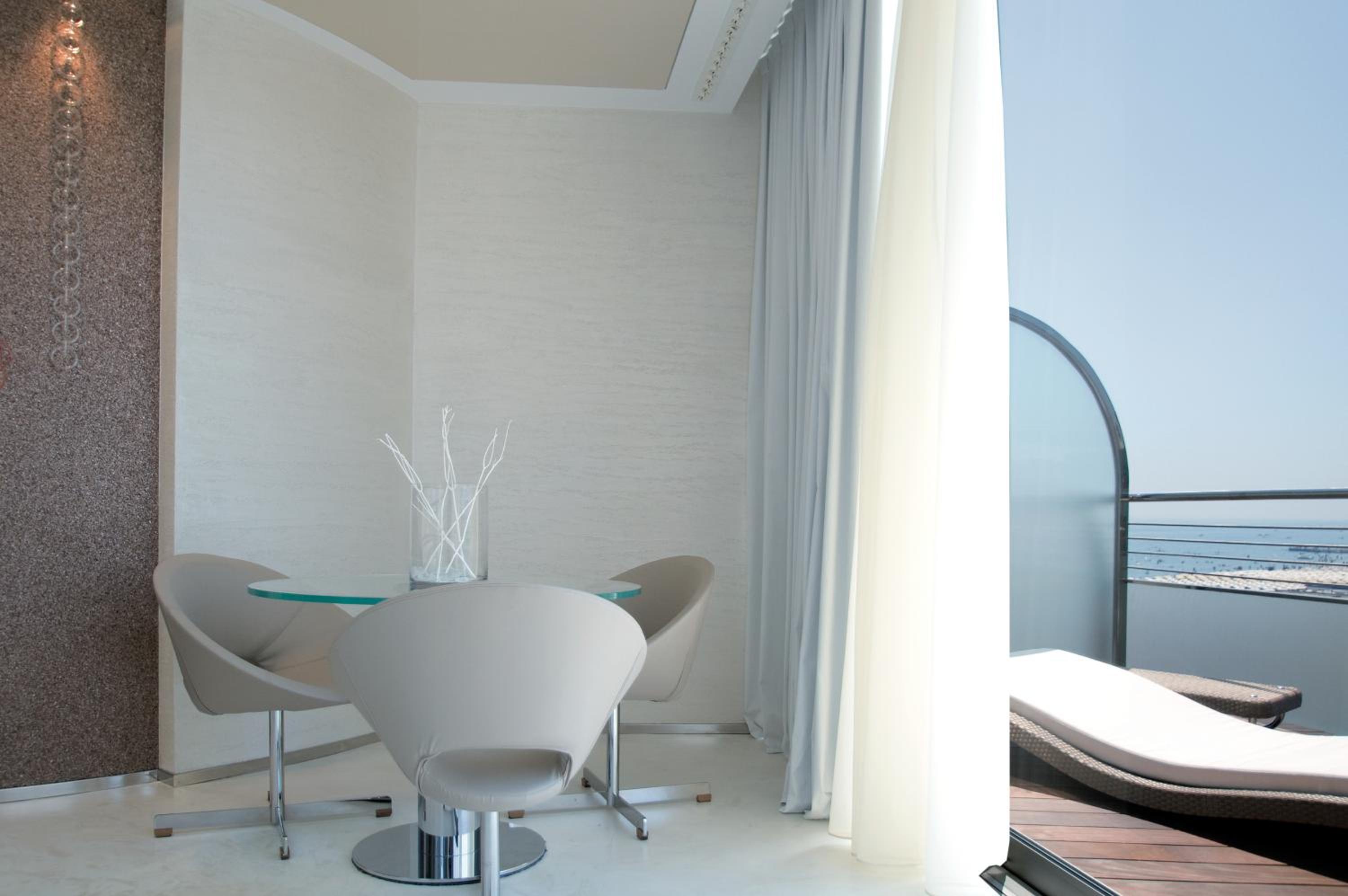 Luxury One-Bedroom Suite - Split Level with sea view