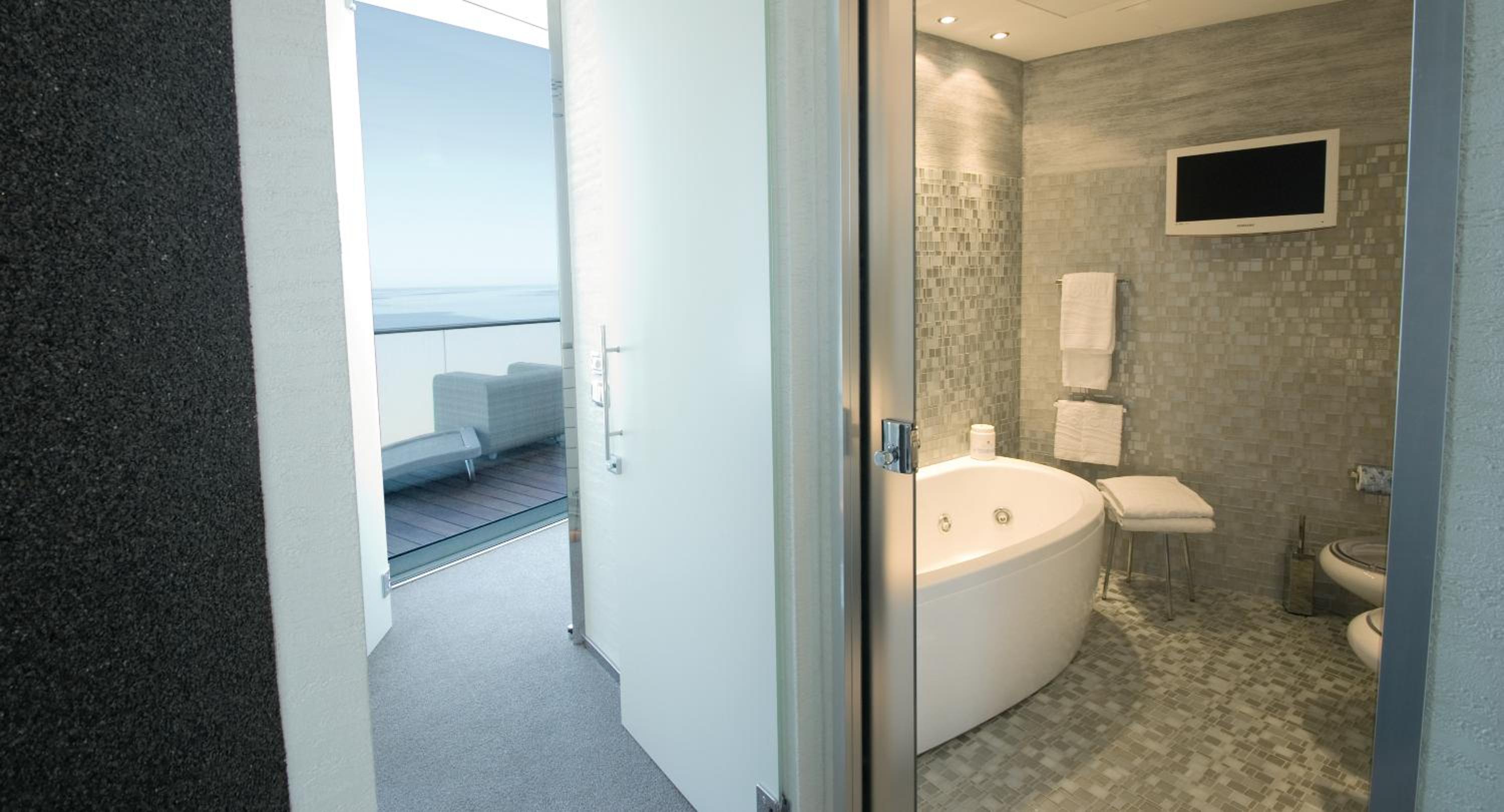 Luxury Two-Bedroom Suite - Split Level with sea view - Photo 5