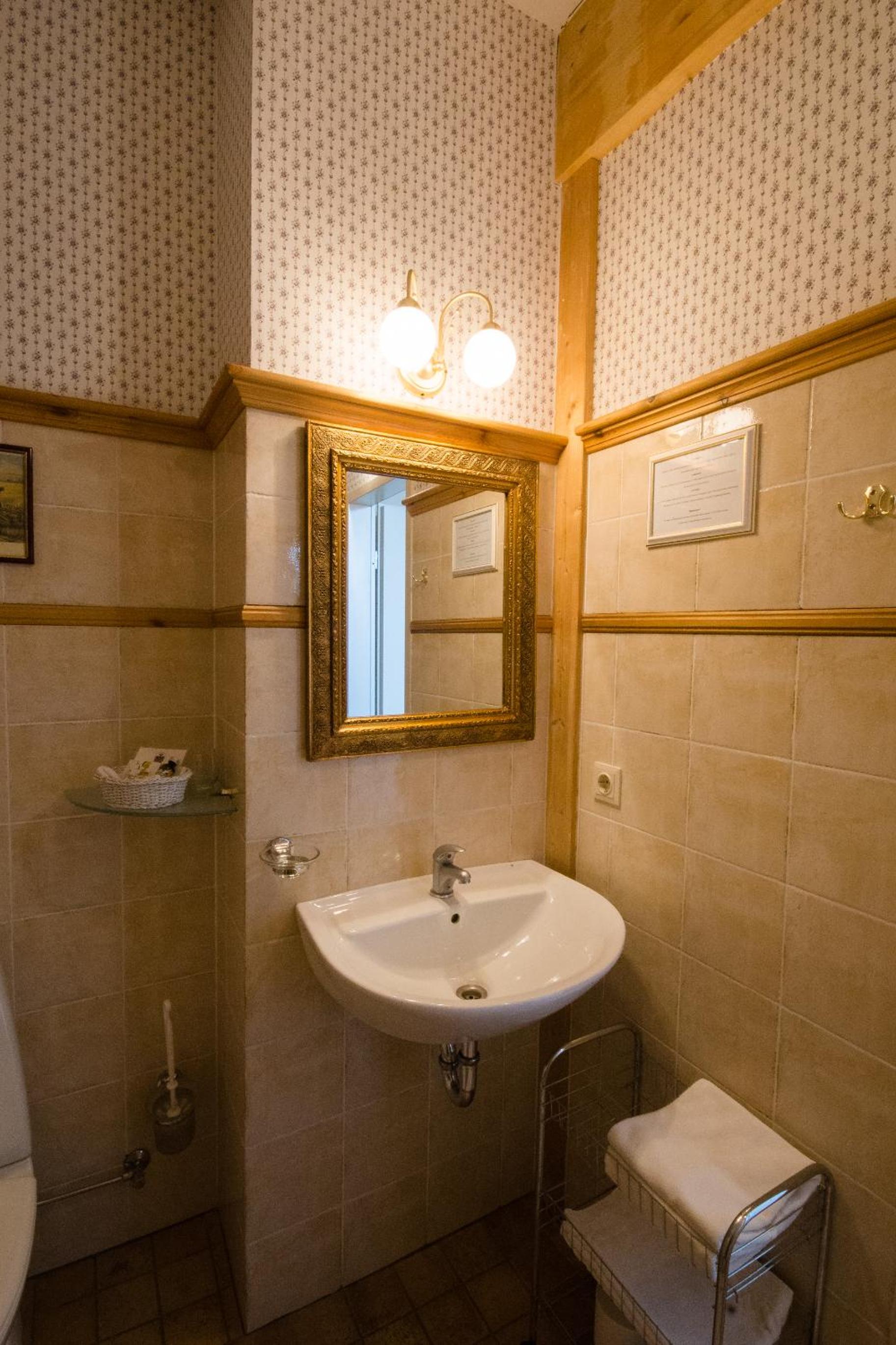 Double or Twin Room - Photo 10