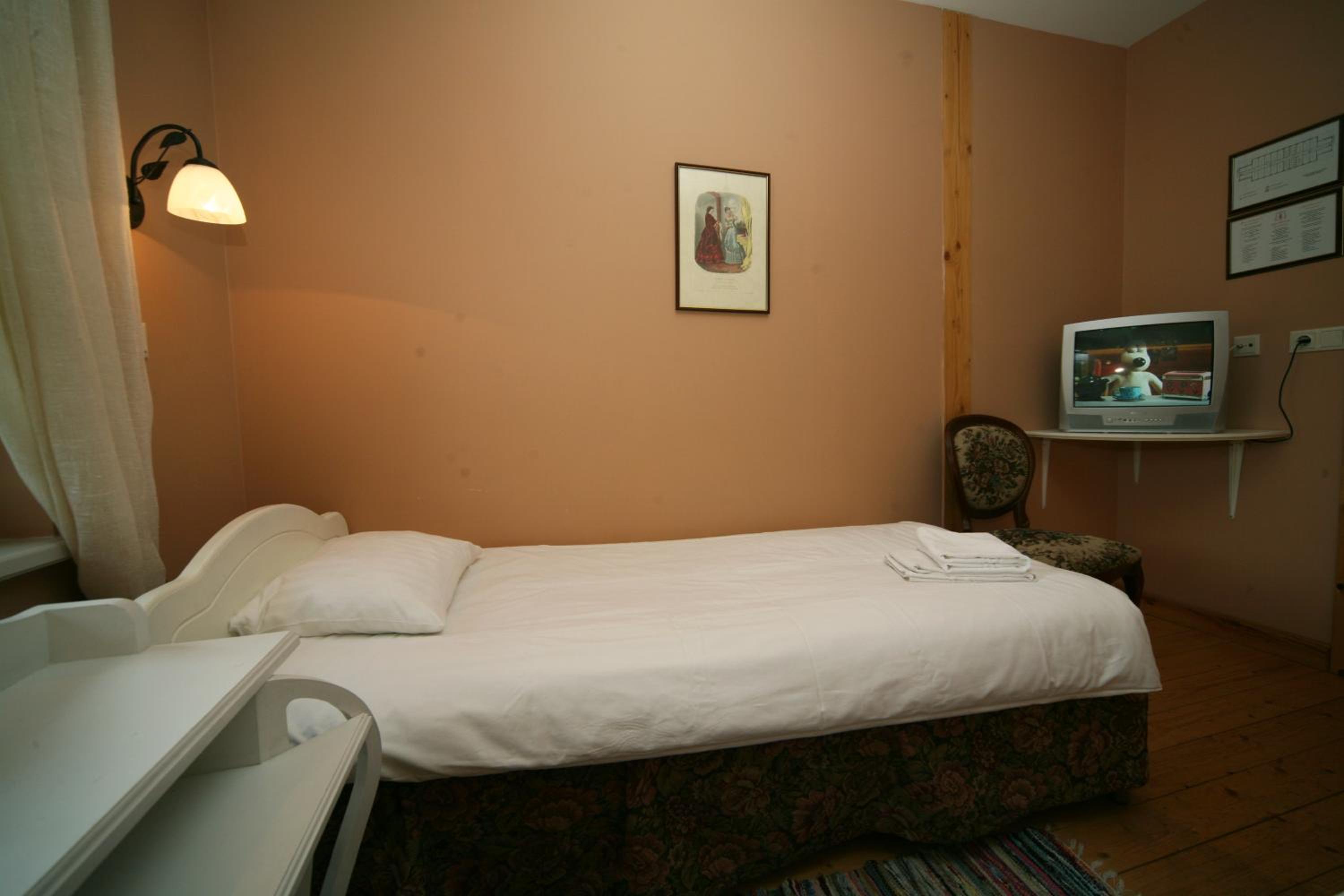Economy Dbl/Twin Room with Shared Bathroom photo 2