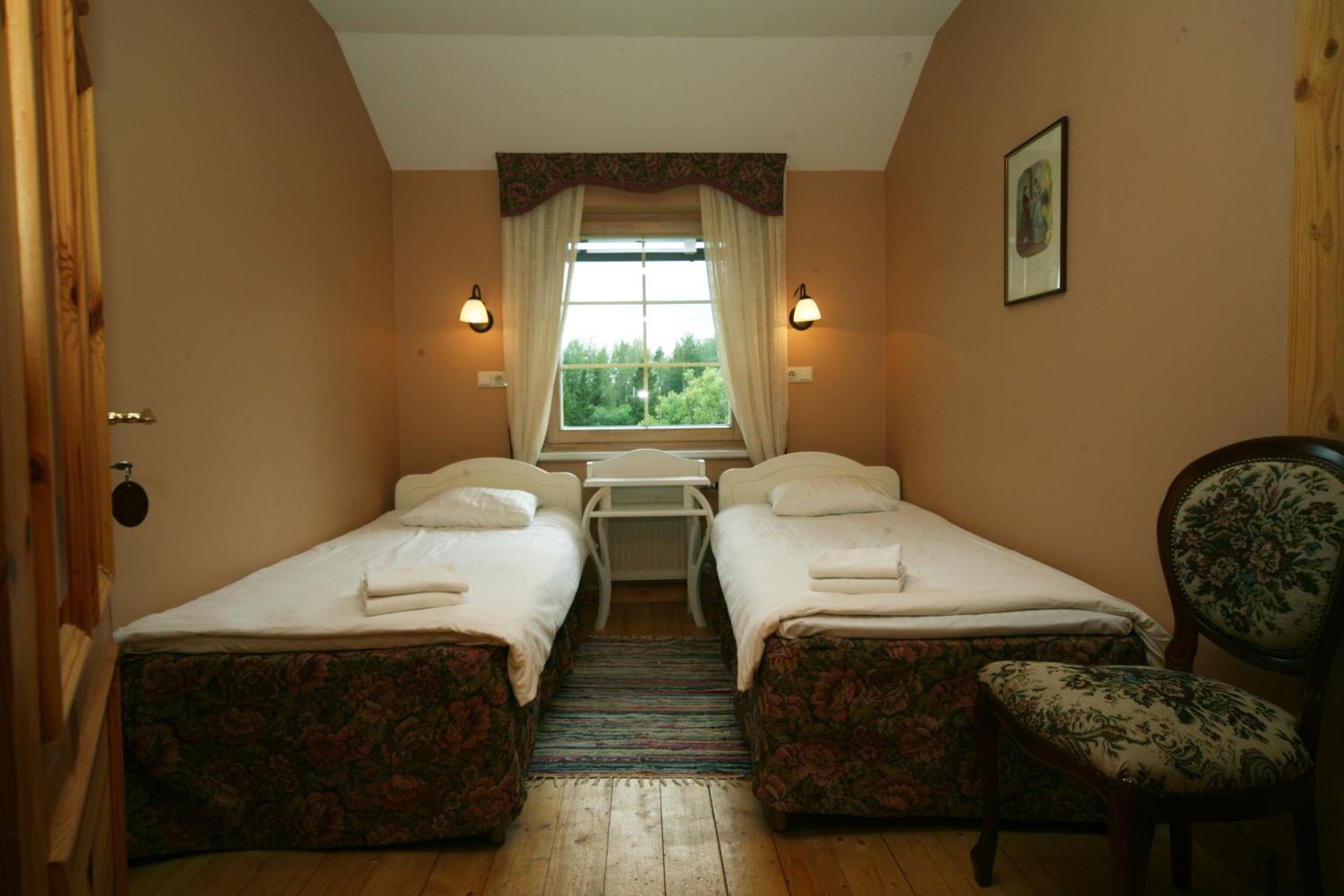 Economy Dbl/Twin Room with Shared Bathroom photo 1