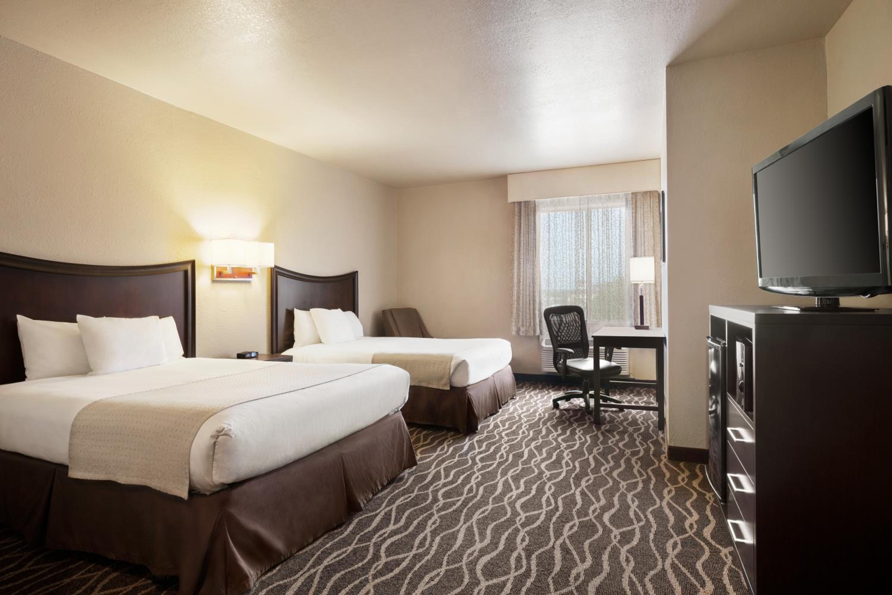 Queen Room with Two Queen Beds - Non-Smoking - Photo 3