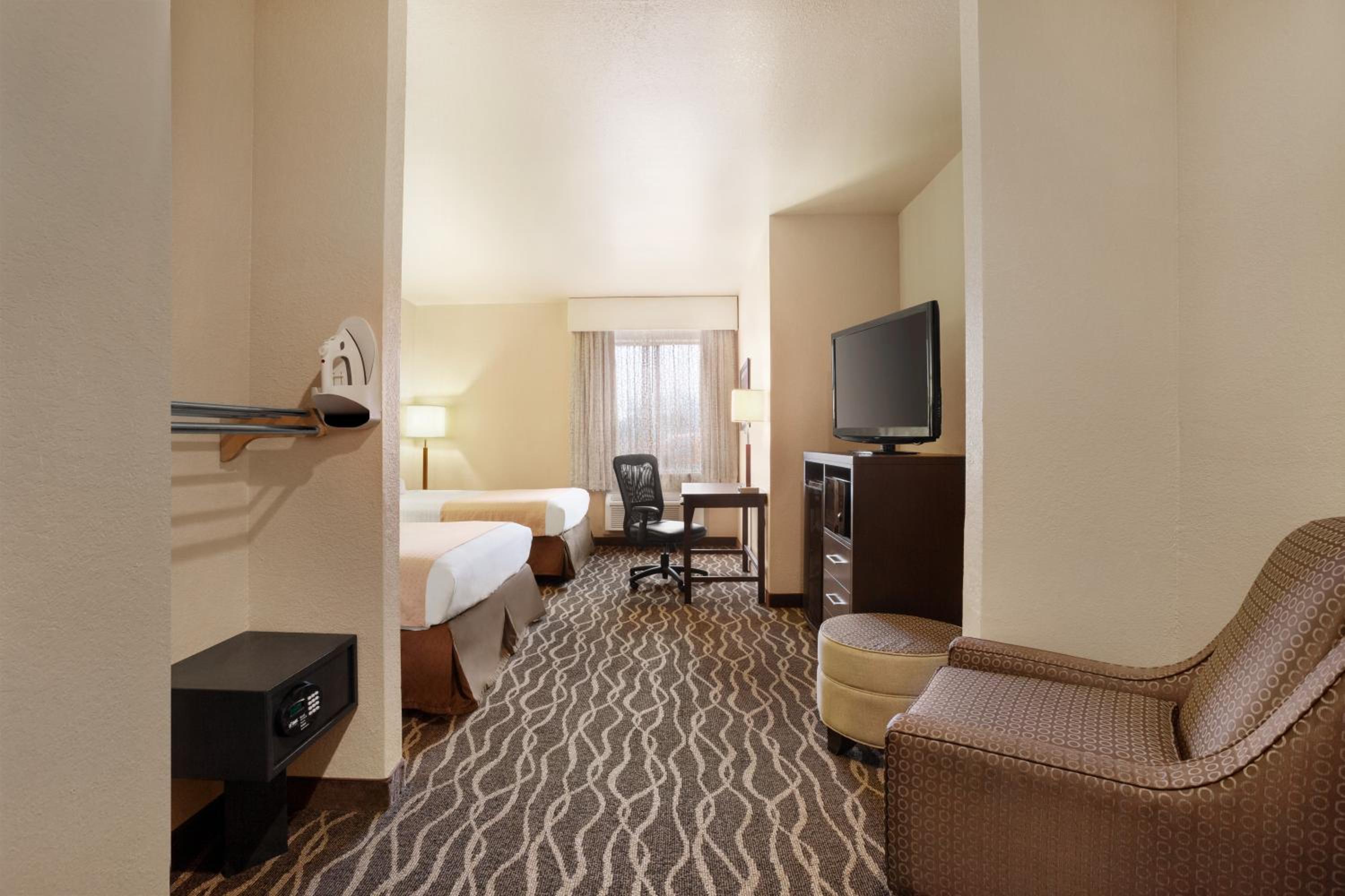 Queen Room with Two Queen Beds - Non-Smoking - Photo 1