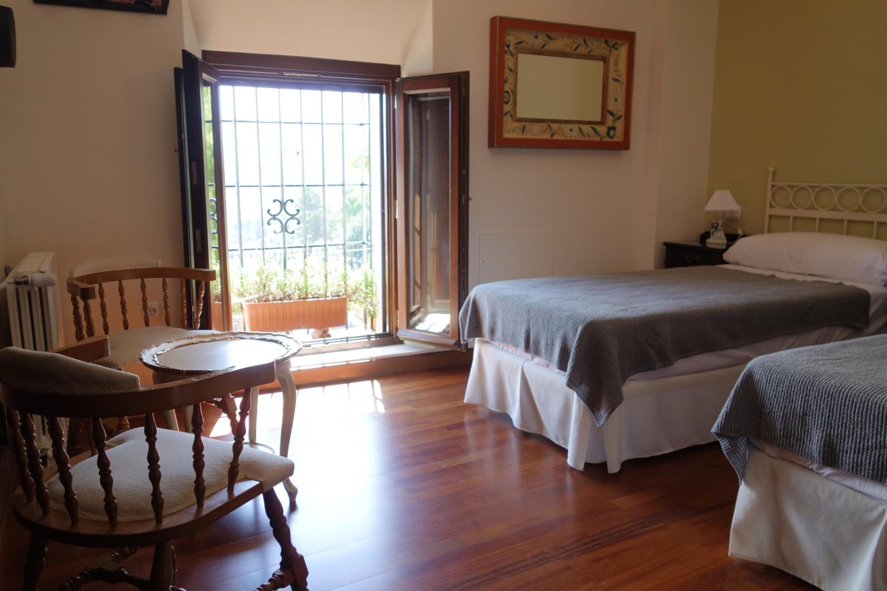 Habitación Doble con baño privado externo y vista a la montaña