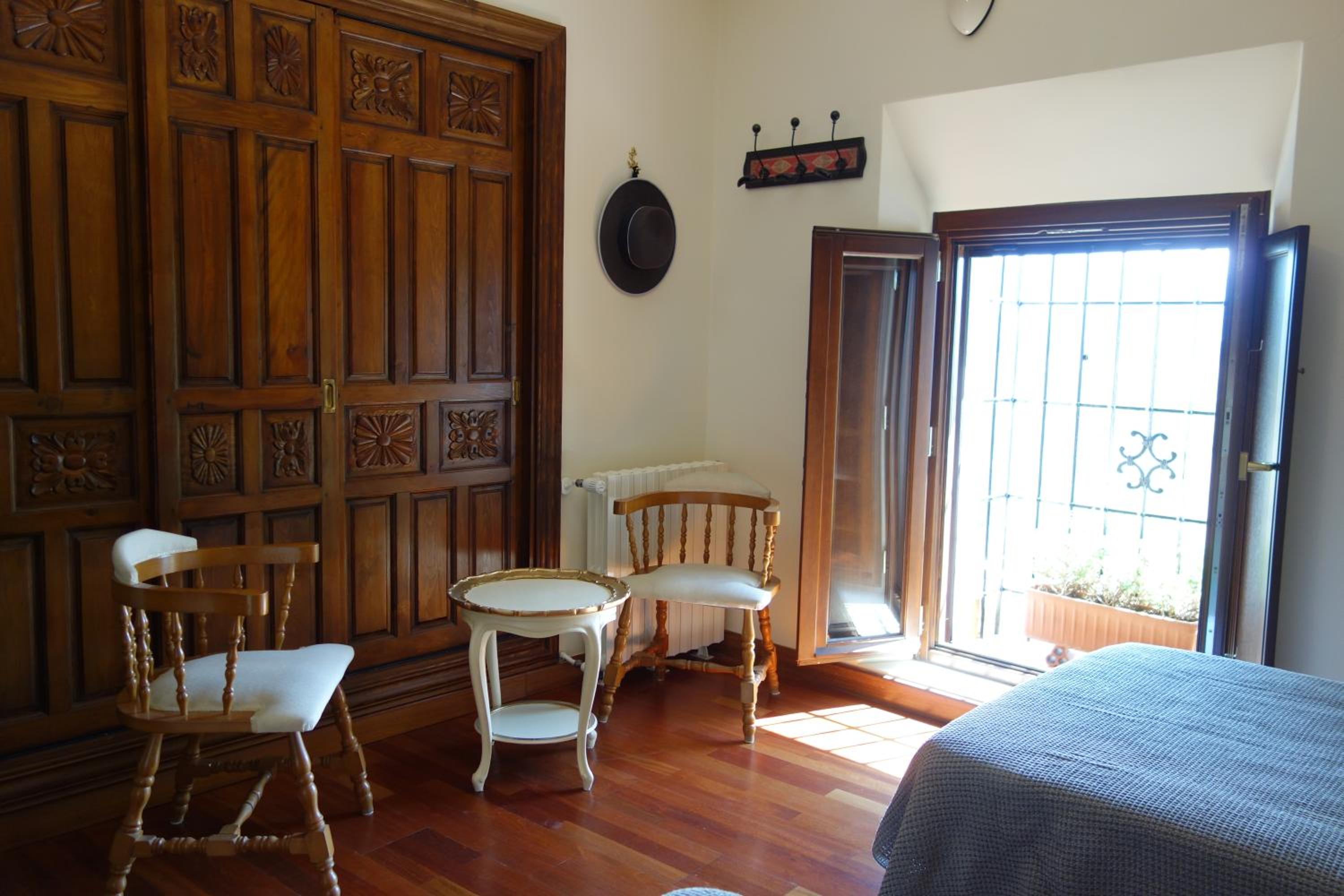 Double Room with private external bathroom and Mountain View photo 3