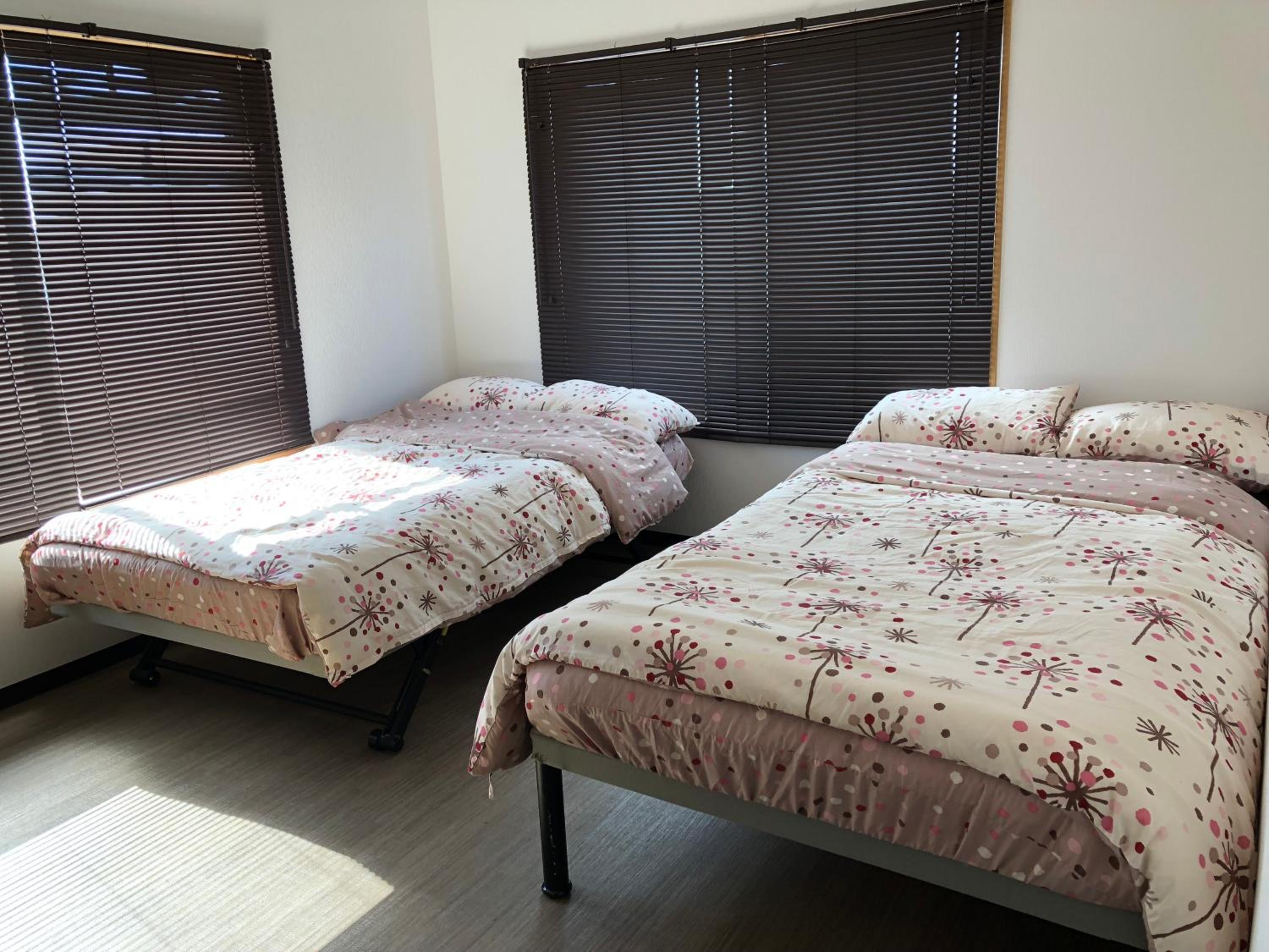 Twin Bedroom with Shared Bathroom photo 2
