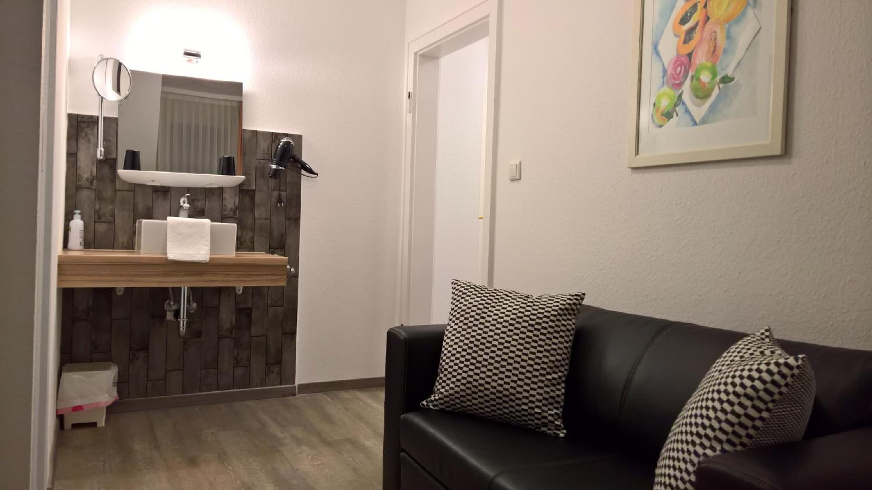 Single Room with Bathroom photo 1
