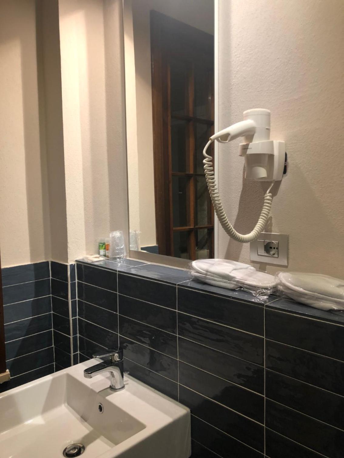 Double or Twin Room - Photo 16