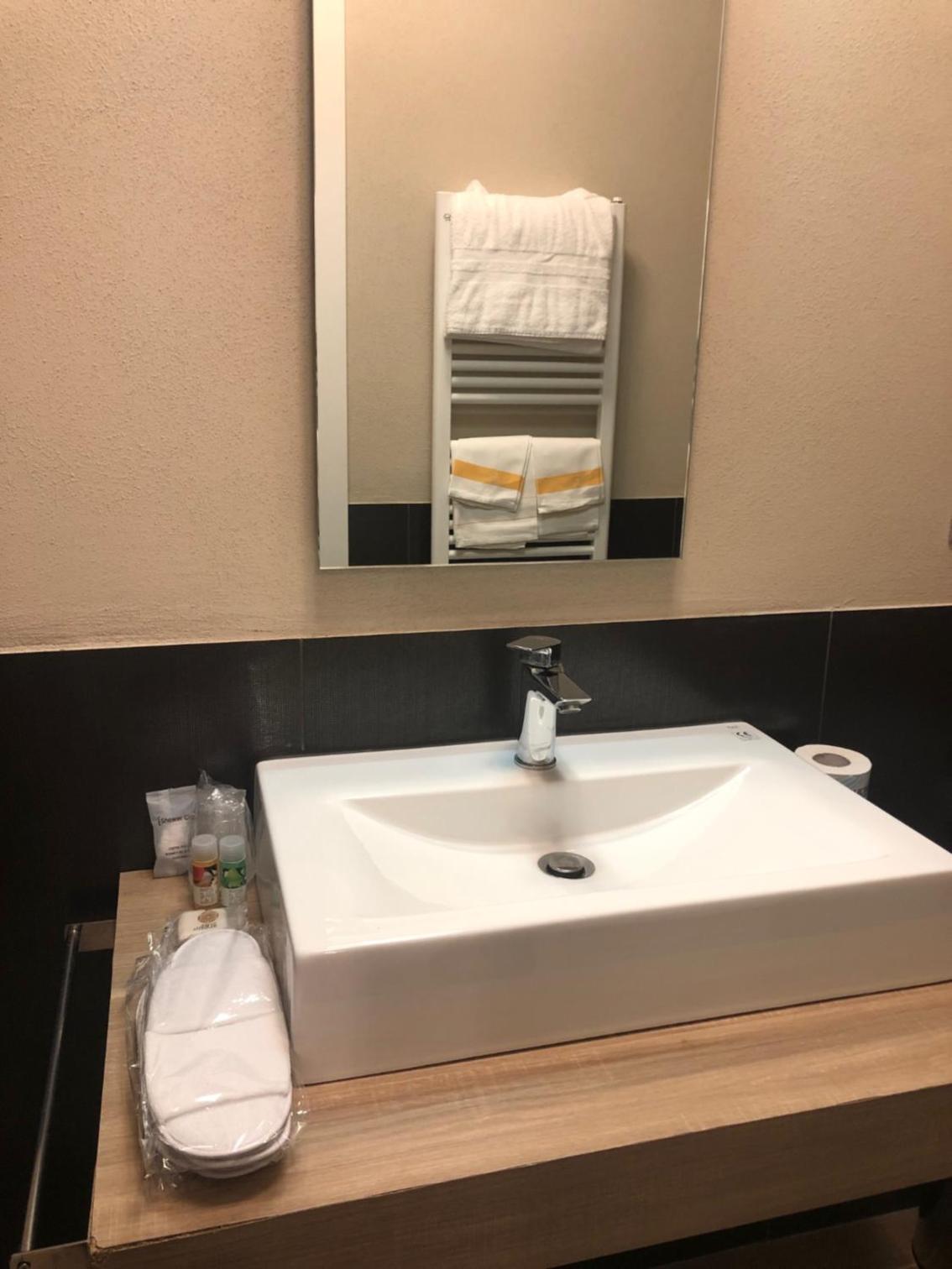 Double or Twin Room - Photo 10
