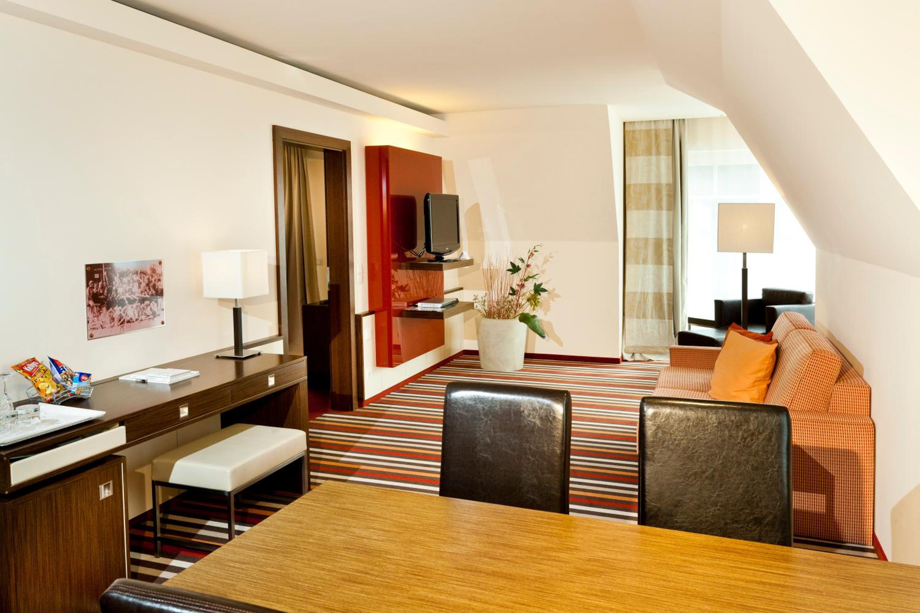 Junior Suite with Balcony - Photo 2