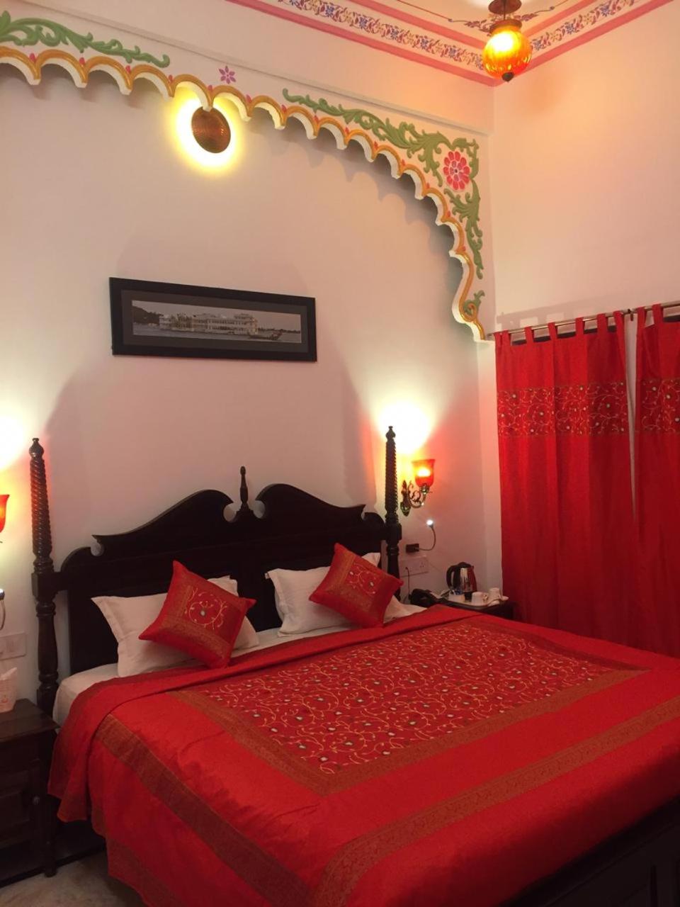 Deluxe Double or Twin Room Non lake Facing - Photo 8