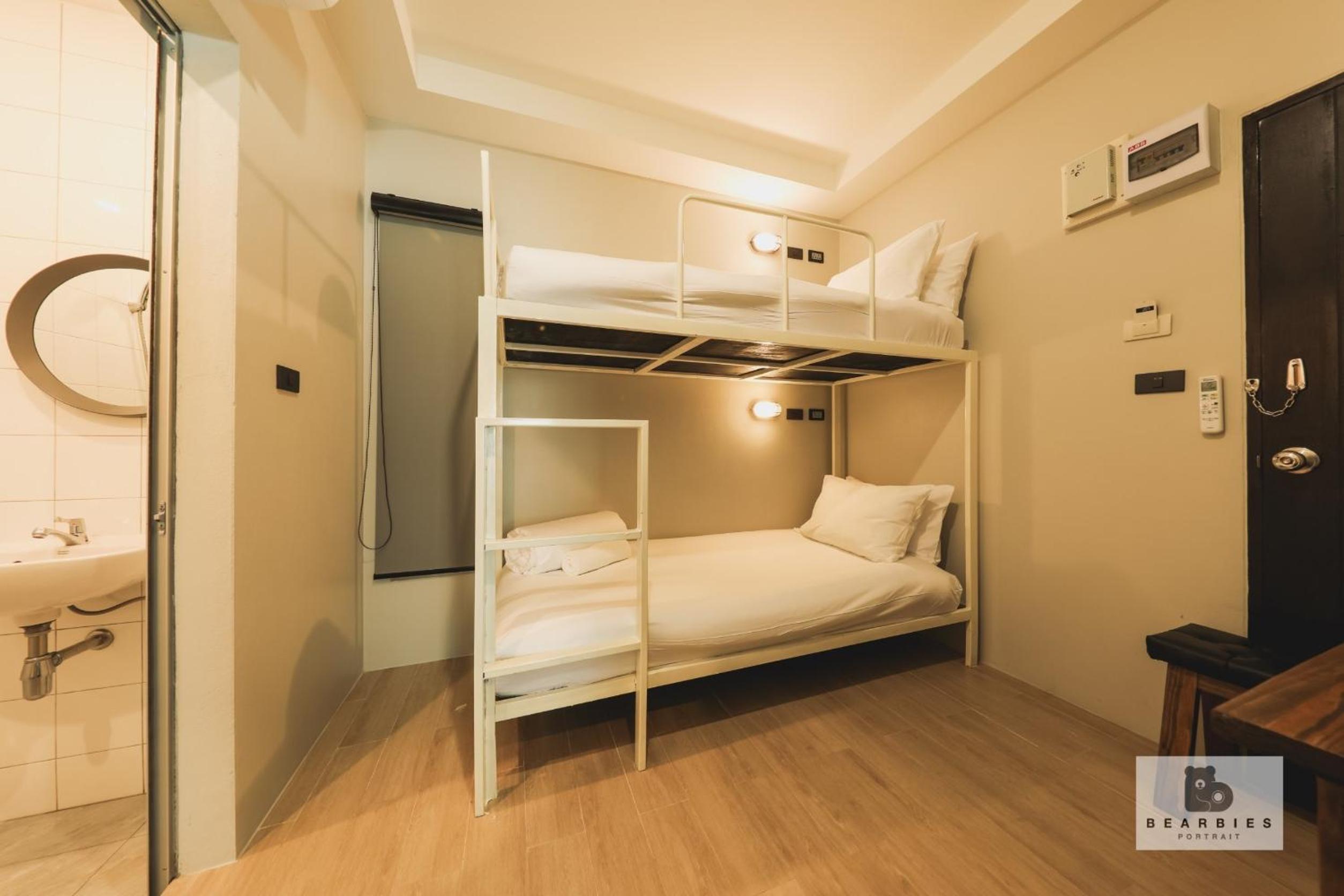 Quadruple Room with Private Bathroom - Photo 12