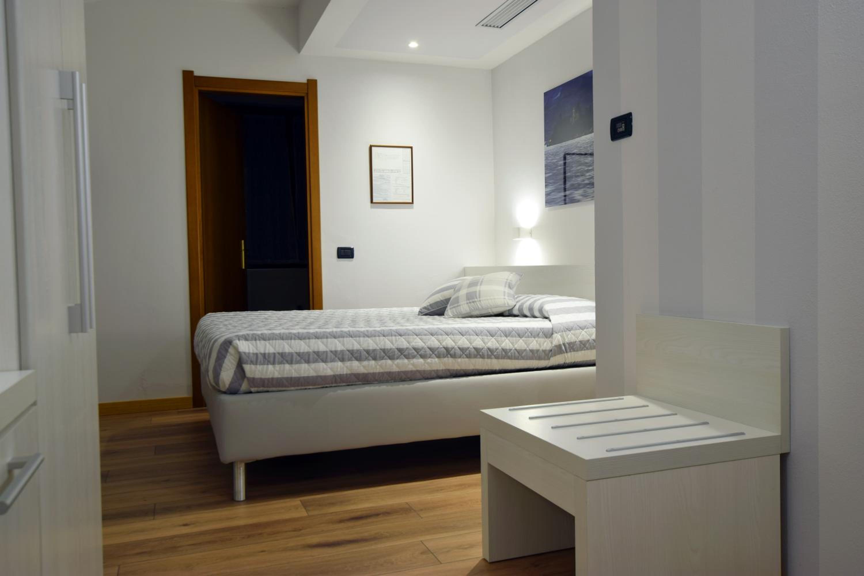 Deluxe Double or Twin Room with Lake View photo 1