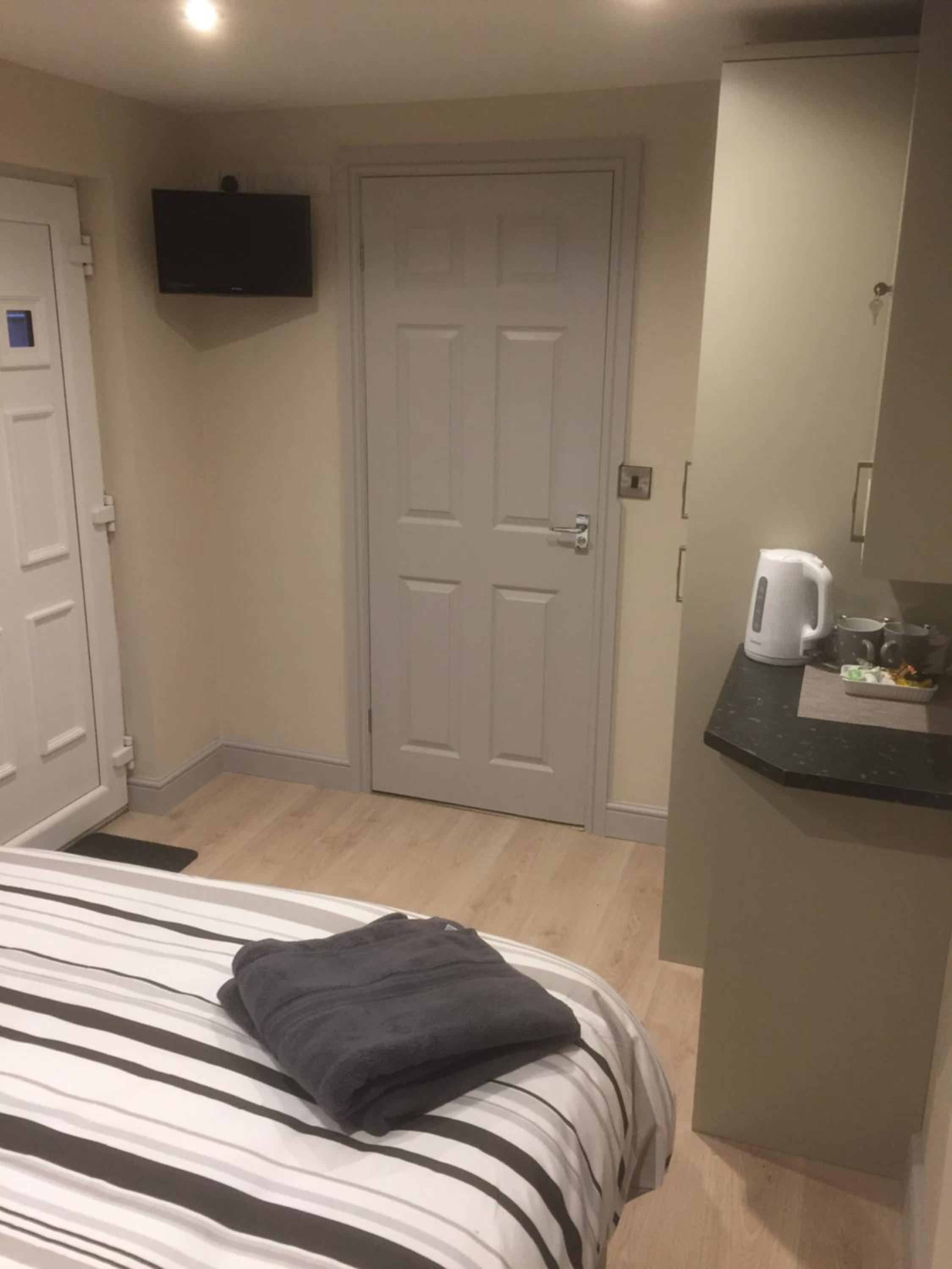 Double Room with Private Bathroom - Photo 2