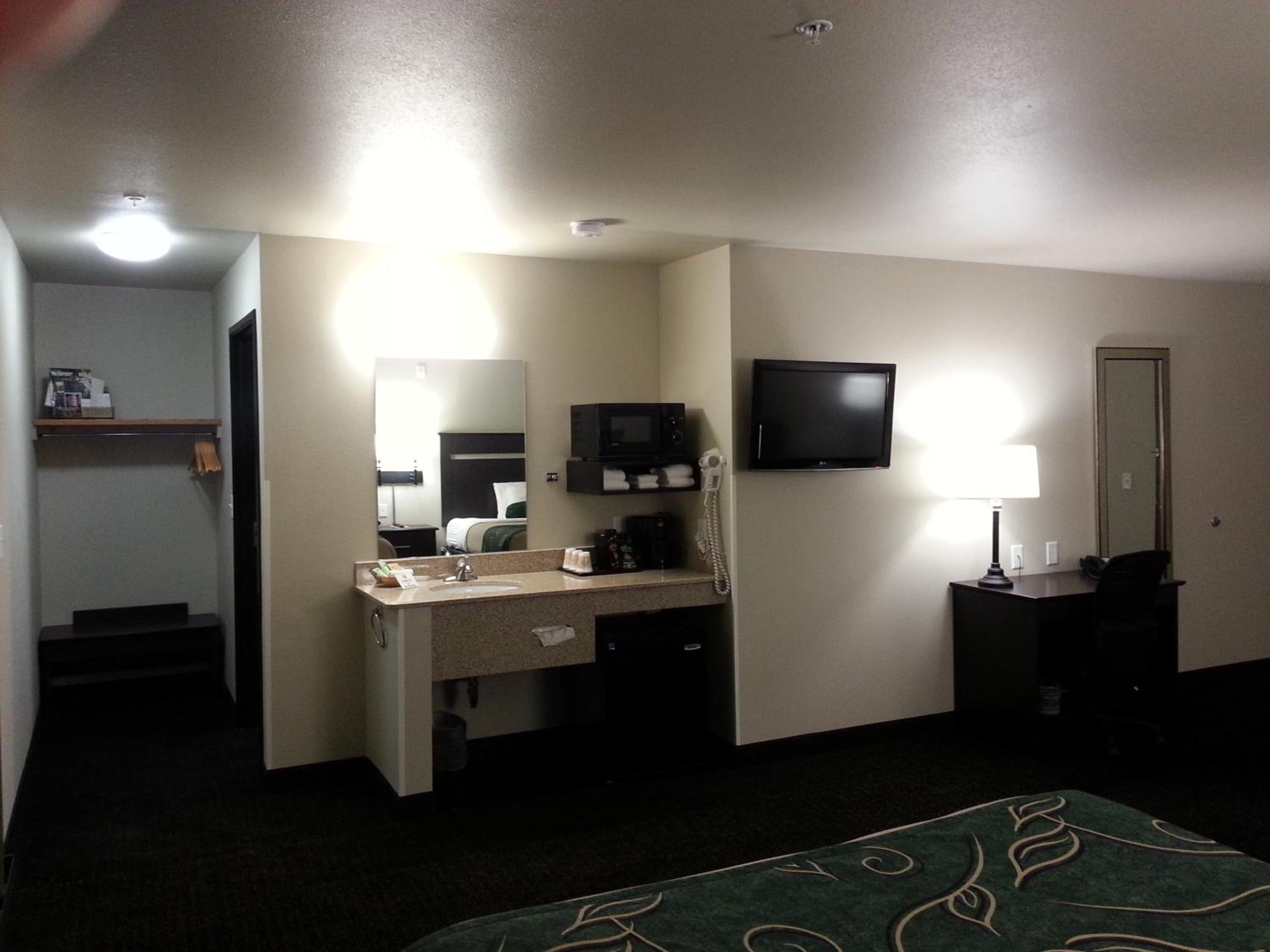 King Room - Non-Smoking - Photo 6