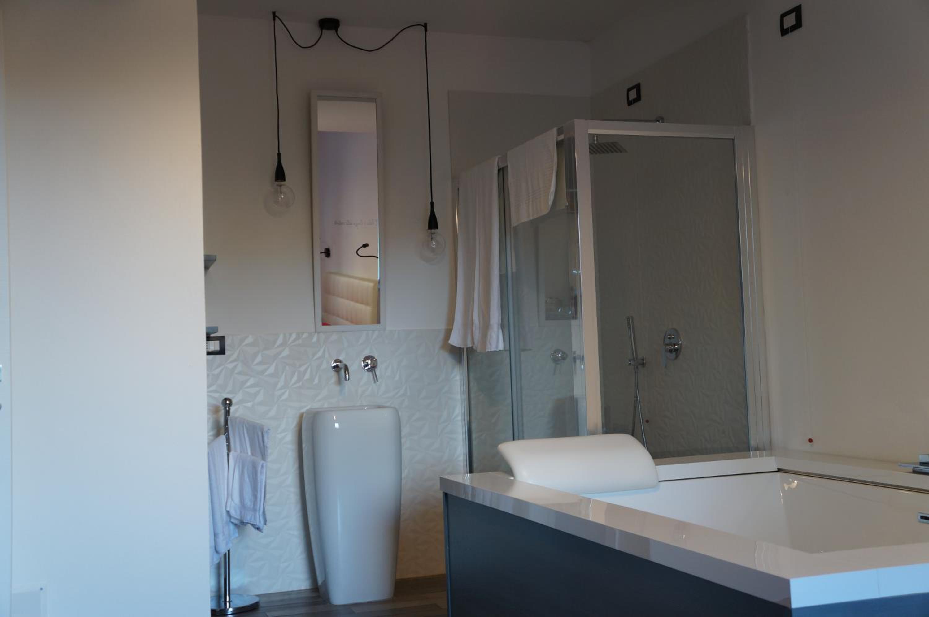 King Room with Spa Bath - Photo 17