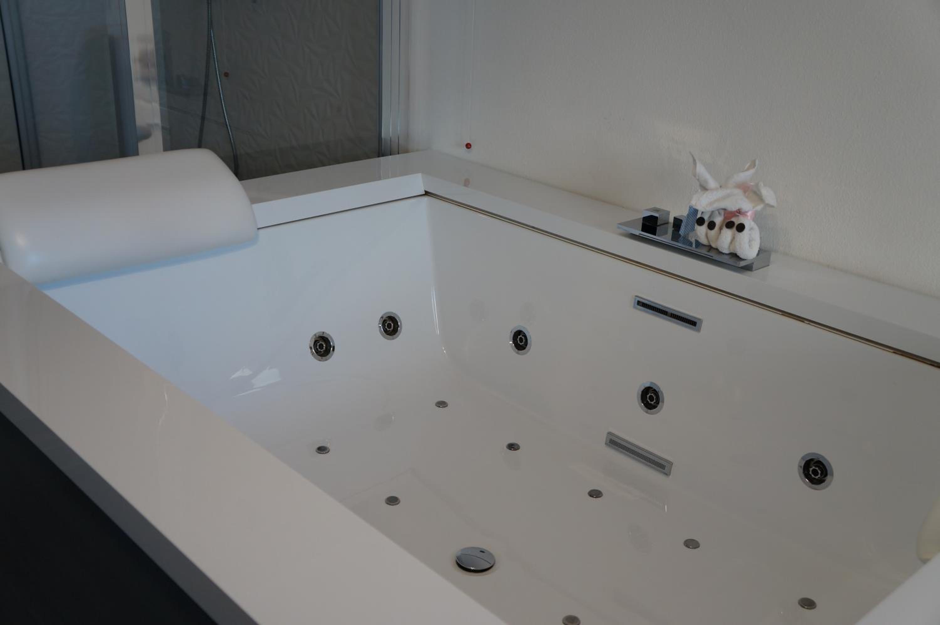 King Room with Spa Bath - Photo 6