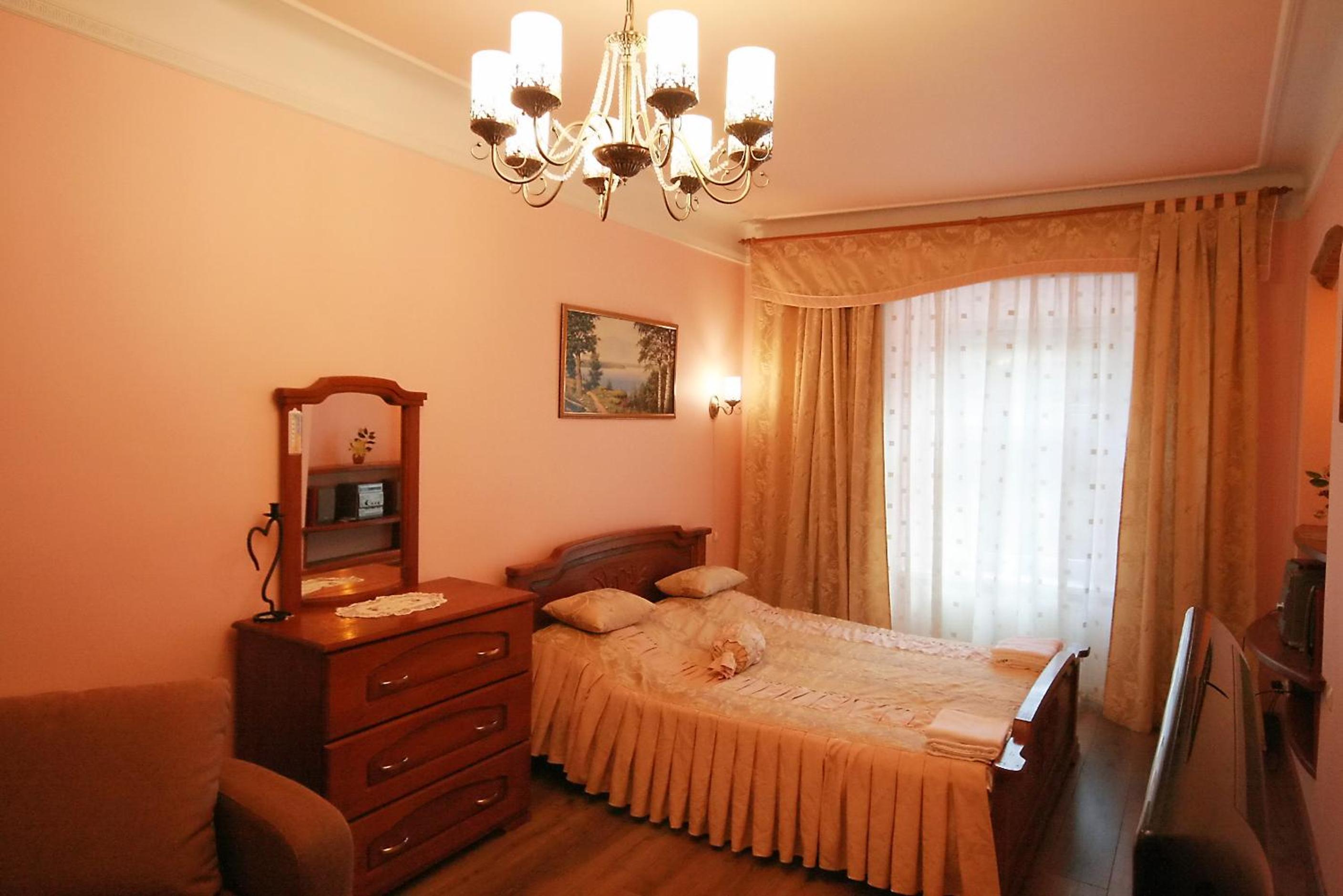 Standard Apartment -Galytska Street, 7