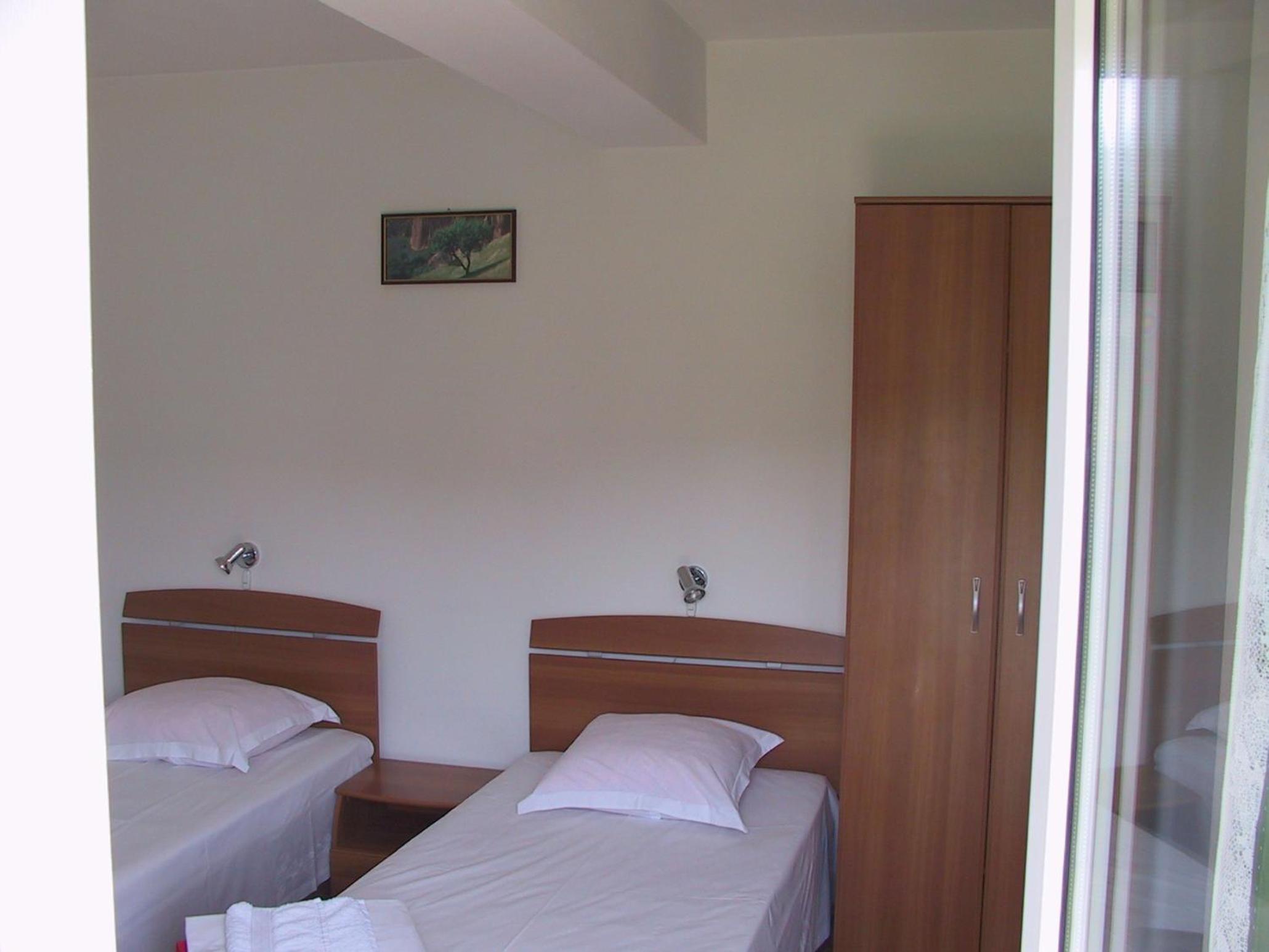 Twin Room - Photo 3