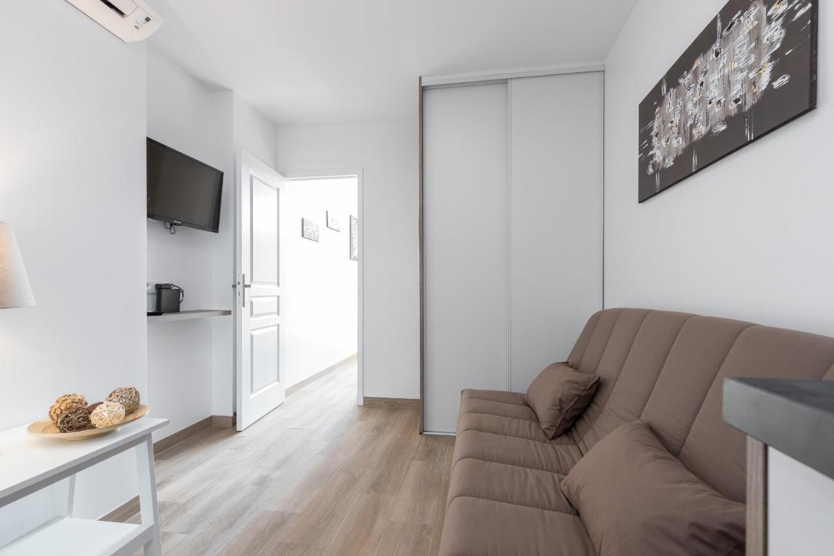 One-Bedroom Apartment photo 2