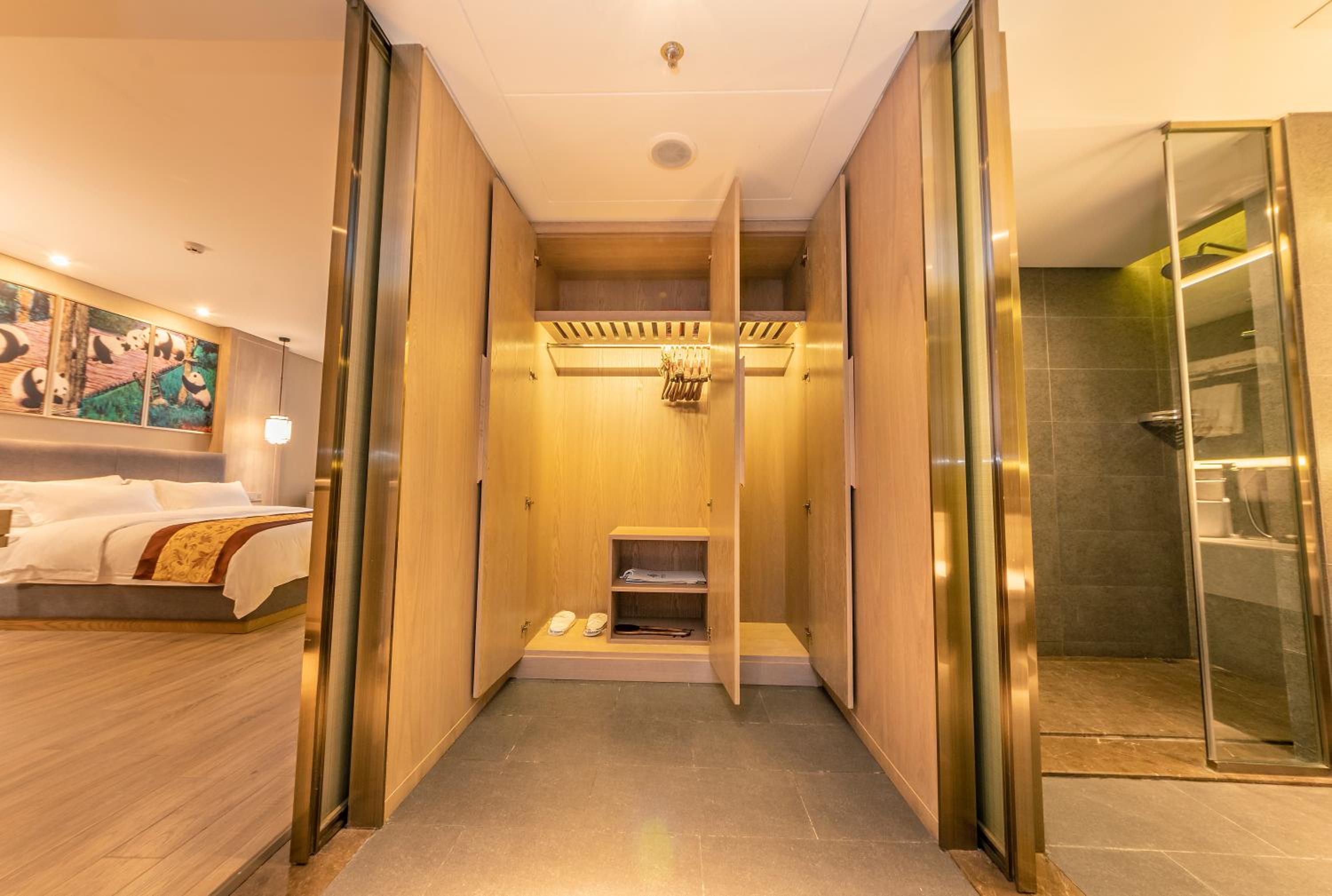 Deluxe King Room photo 2